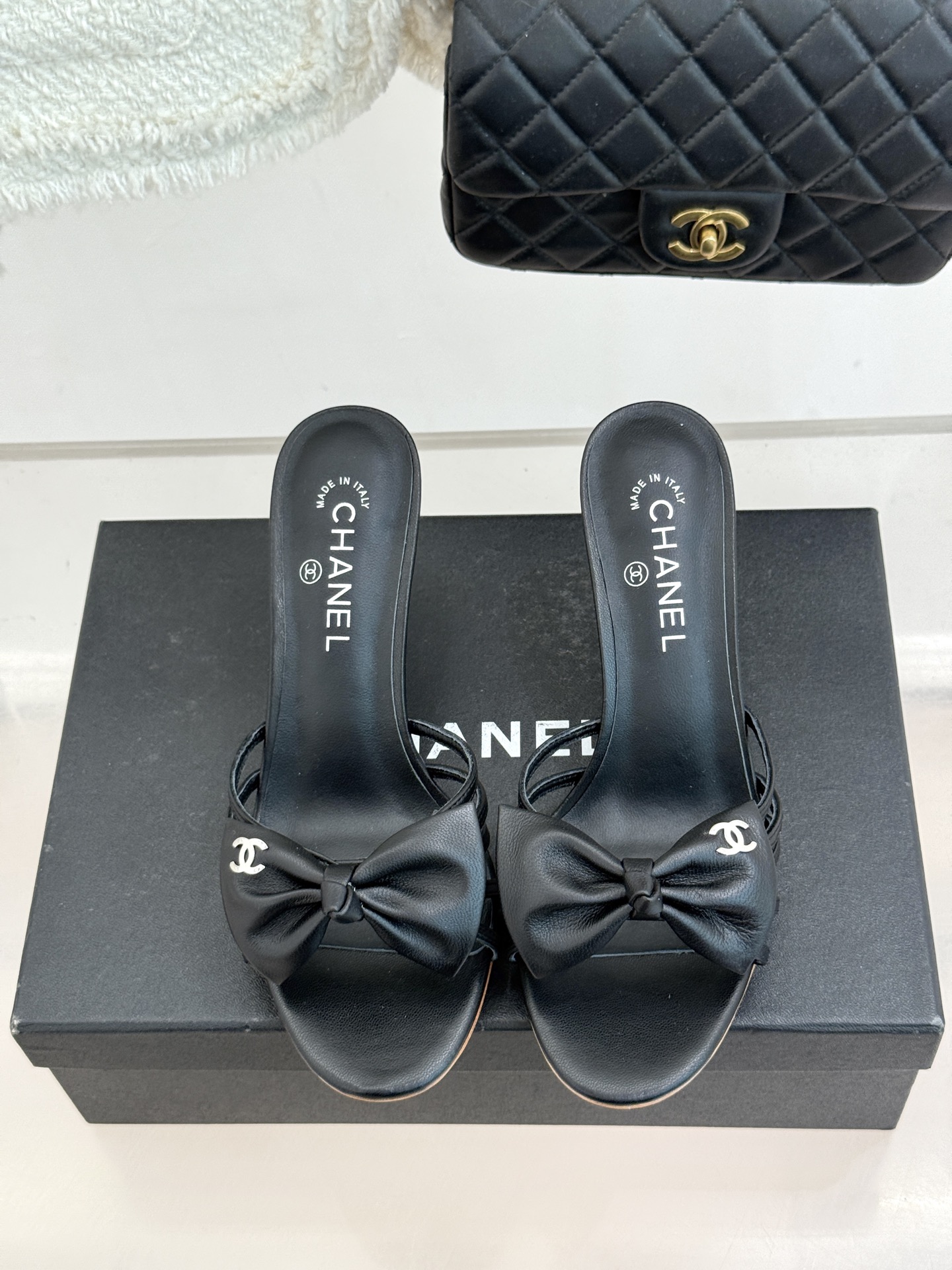 CHANE*｜小香经典中古双C蝴蝶结高跟拖鞋凉鞋这系列将经典与温柔揉进步履。细腻皮革勾勒利落鞋型标志性鎏