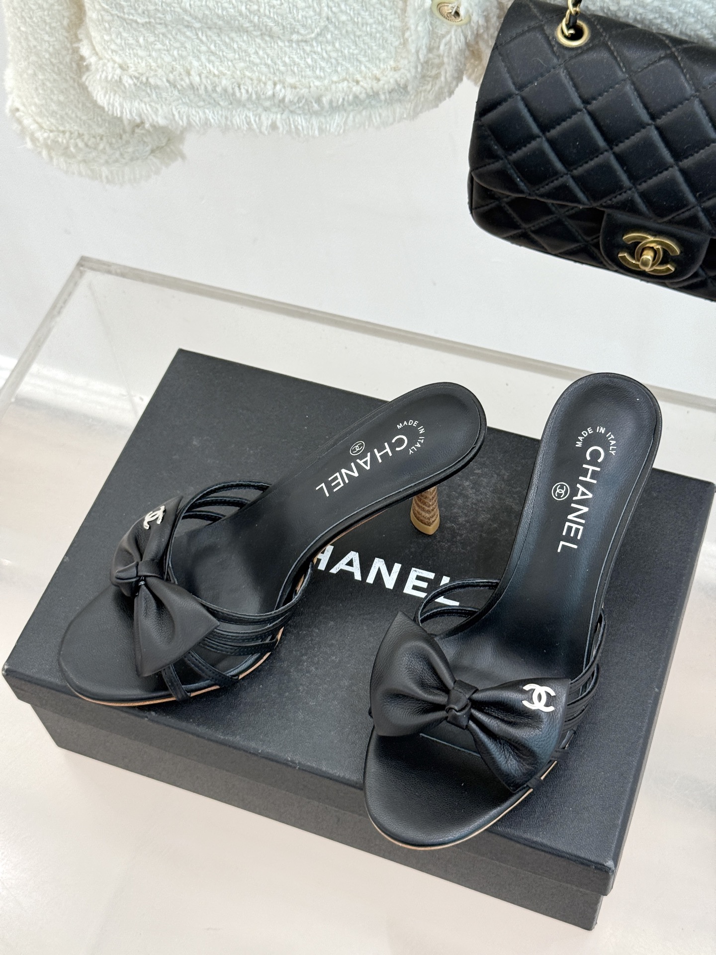 CHANE*｜小香经典中古双C蝴蝶结高跟拖鞋凉鞋这系列将经典与温柔揉进步履。细腻皮革勾勒利落鞋型标志性鎏