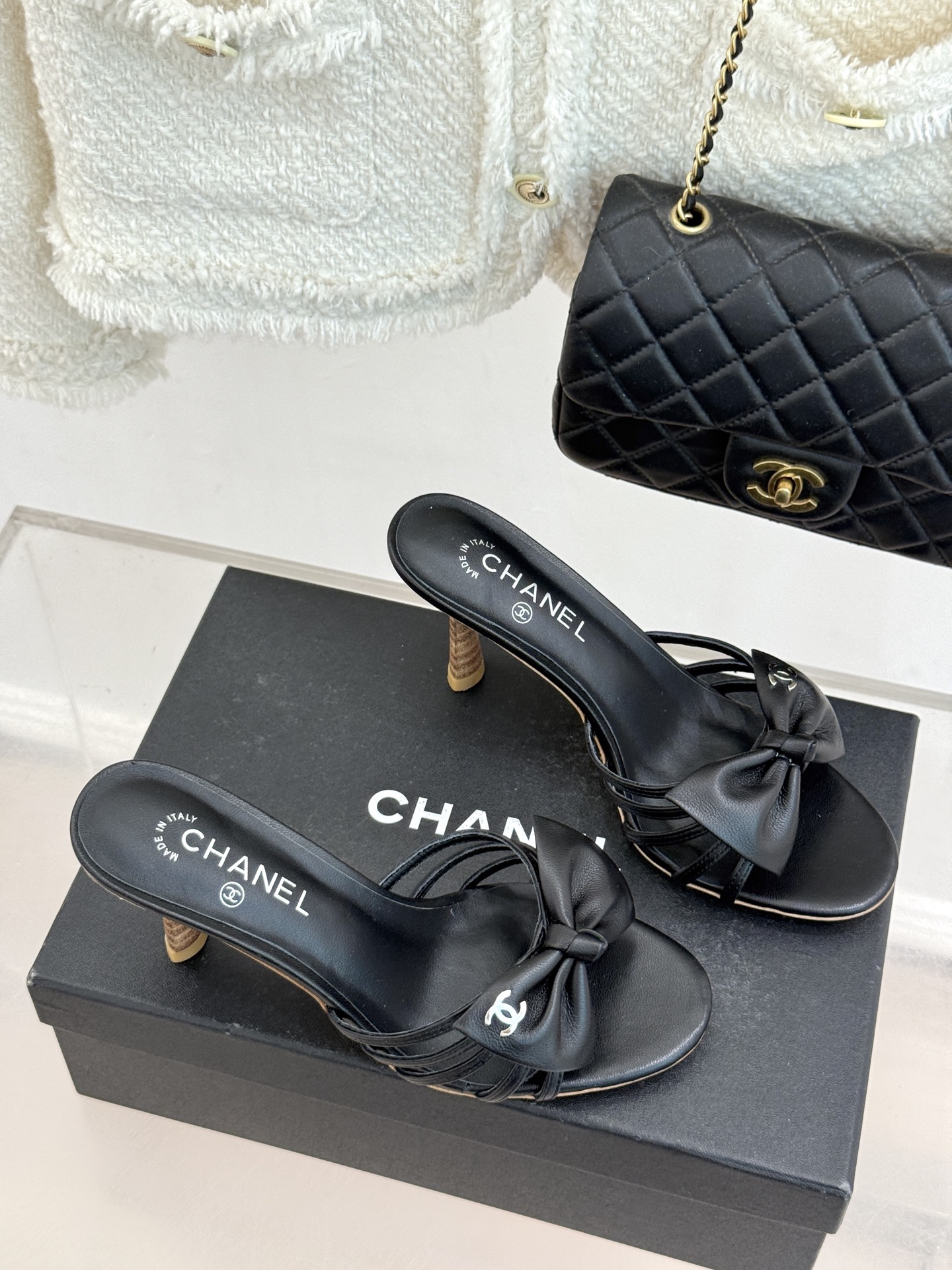 CHANE*｜小香经典中古双C蝴蝶结高跟拖鞋凉鞋这系列将经典与温柔揉进步履。细腻皮革勾勒利落鞋型标志性鎏