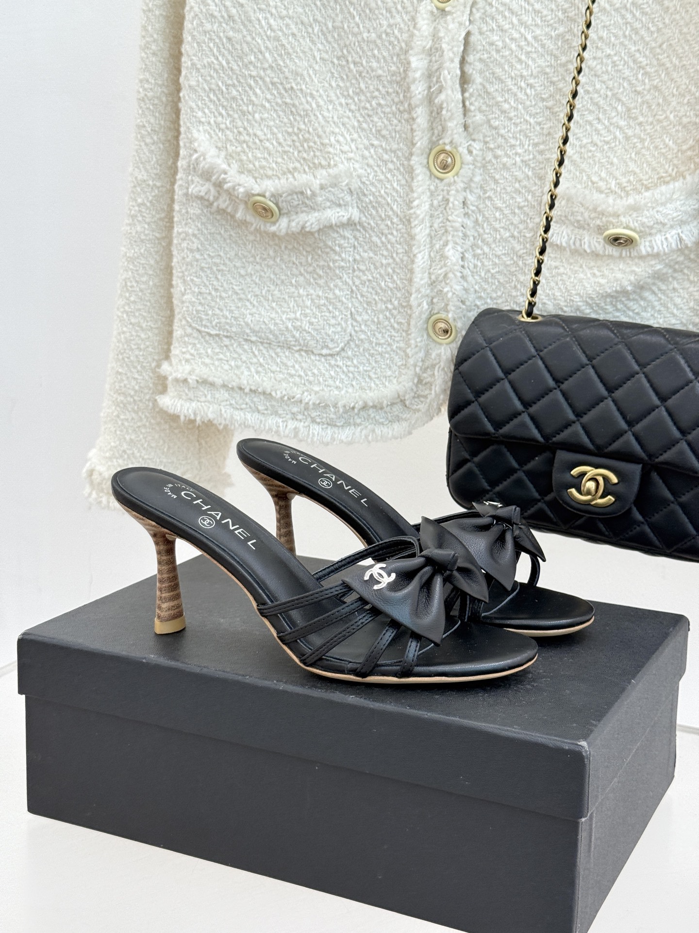 CHANE*｜小香经典中古双C蝴蝶结高跟拖鞋凉鞋这系列将经典与温柔揉进步履。细腻皮革勾勒利落鞋型标志性鎏