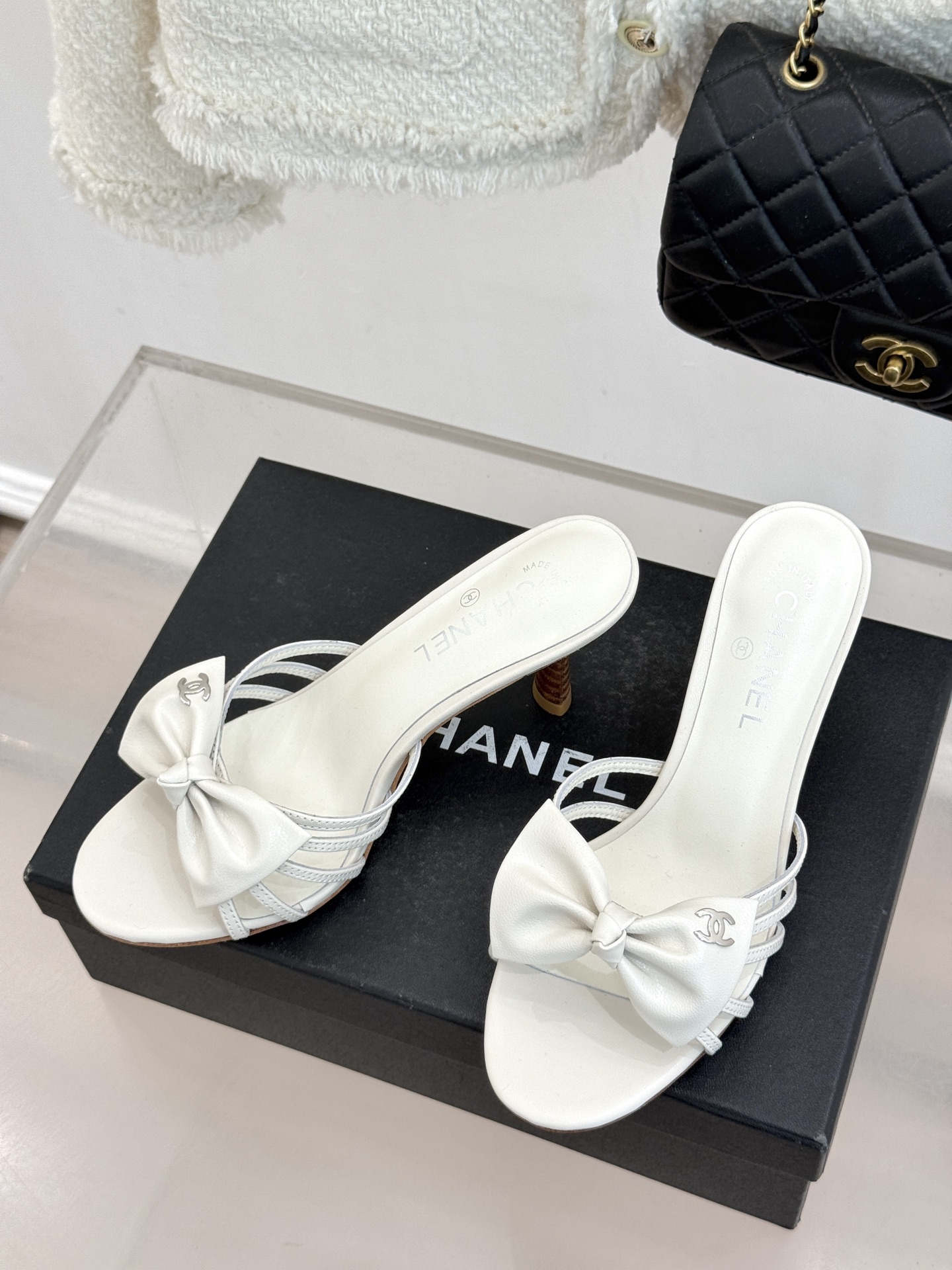 CHANE*｜小香经典中古双C蝴蝶结高跟拖鞋凉鞋这系列将经典与温柔揉进步履。细腻皮革勾勒利落鞋型标志性鎏