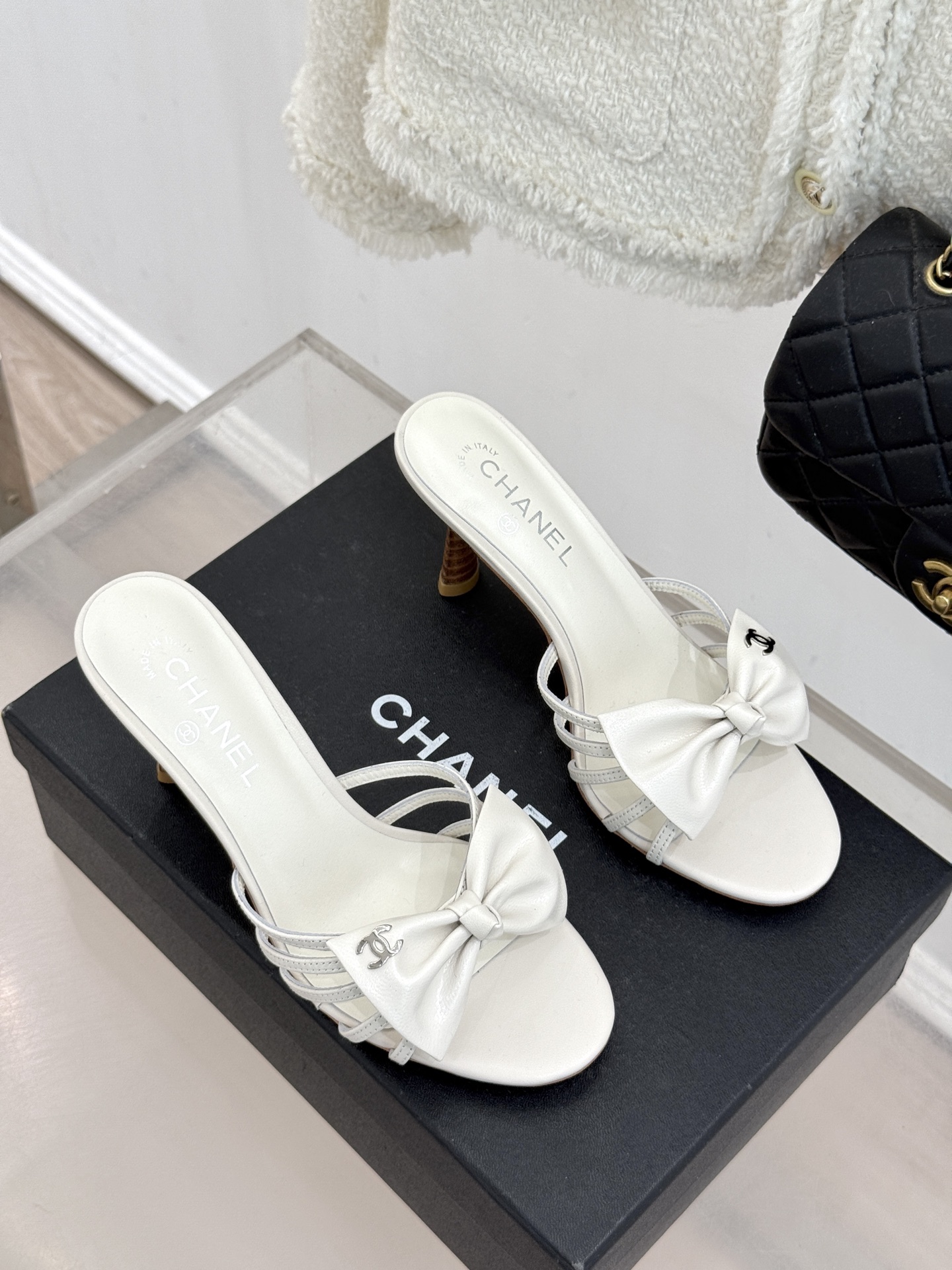 CHANE*｜小香经典中古双C蝴蝶结高跟拖鞋凉鞋这系列将经典与温柔揉进步履。细腻皮革勾勒利落鞋型标志性鎏