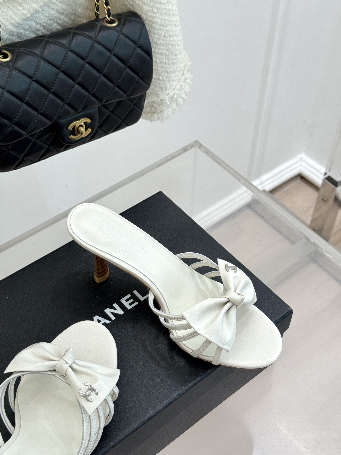 CHANE*｜小香经典中古双C蝴蝶结高跟拖鞋凉鞋这系列将经典与温柔揉进步履。细腻皮革勾勒利落鞋型标志性鎏