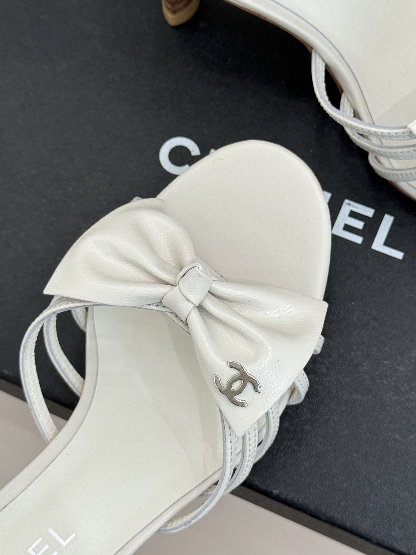 CHANE*｜小香经典中古双C蝴蝶结高跟拖鞋凉鞋这系列将经典与温柔揉进步履。细腻皮革勾勒利落鞋型标志性鎏