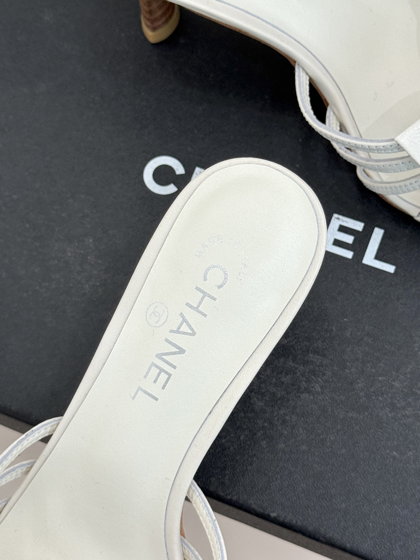 CHANE*｜小香经典中古双C蝴蝶结高跟拖鞋凉鞋这系列将经典与温柔揉进步履。细腻皮革勾勒利落鞋型标志性鎏