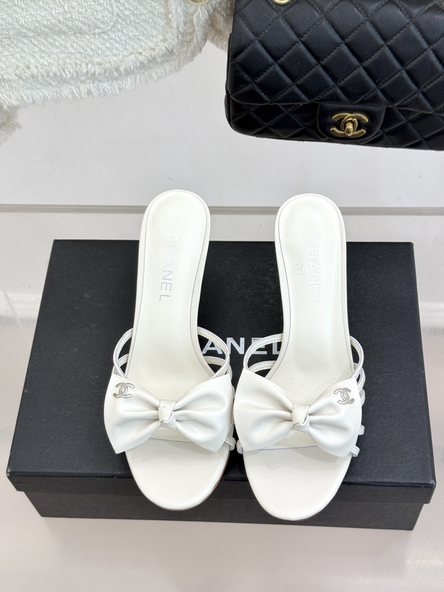 CHANE*｜小香经典中古双C蝴蝶结高跟拖鞋凉鞋这系列将经典与温柔揉进步履。细腻皮革勾勒利落鞋型标志性鎏