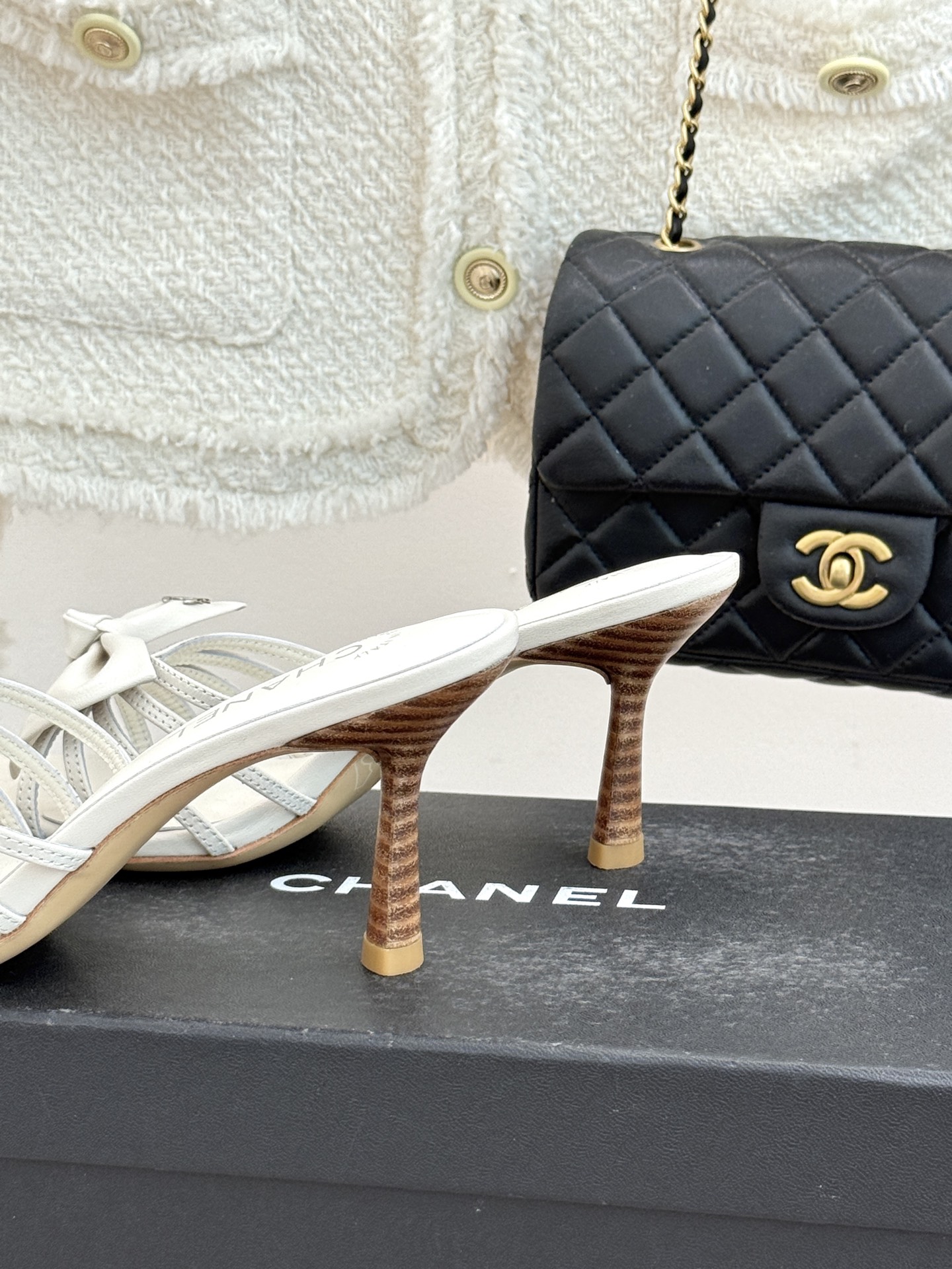 CHANE*｜小香经典中古双C蝴蝶结高跟拖鞋凉鞋这系列将经典与温柔揉进步履。细腻皮革勾勒利落鞋型标志性鎏