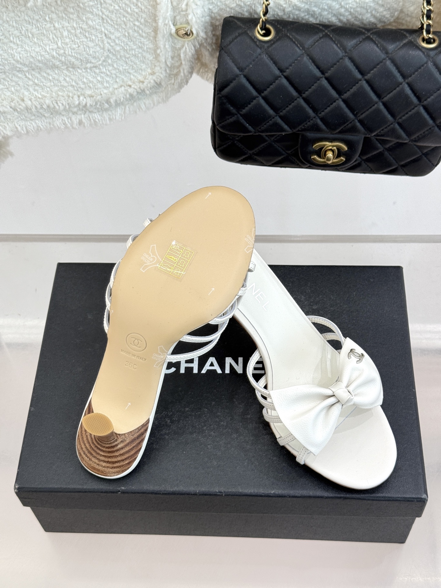 CHANE*｜小香经典中古双C蝴蝶结高跟拖鞋凉鞋这系列将经典与温柔揉进步履。细腻皮革勾勒利落鞋型标志性鎏