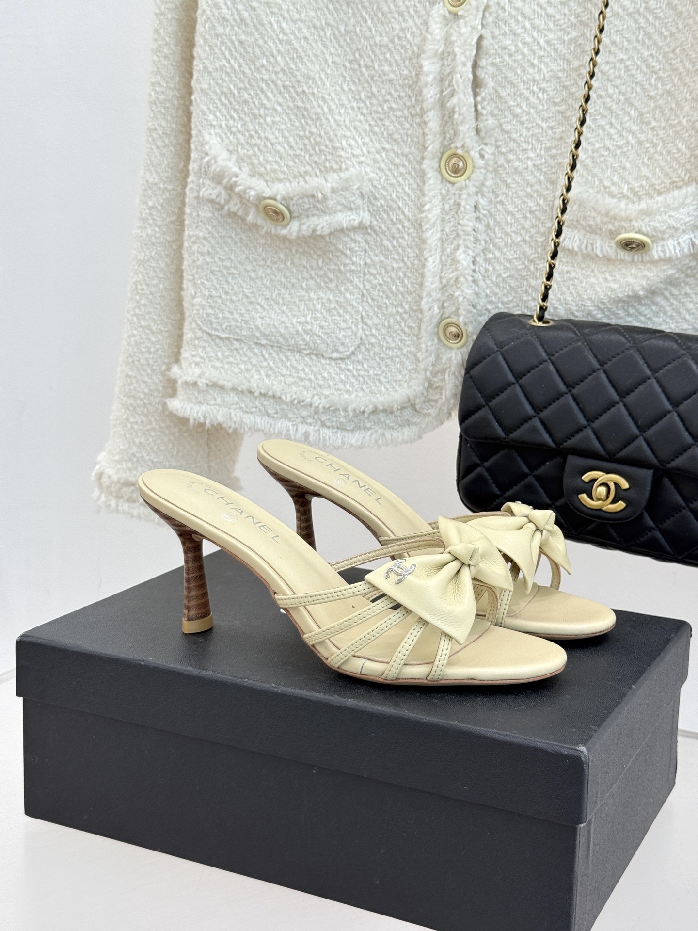 CHANE*｜小香经典中古双C蝴蝶结高跟拖鞋凉鞋这系列将经典与温柔揉进步履。细腻皮革勾勒利落鞋型标志性鎏