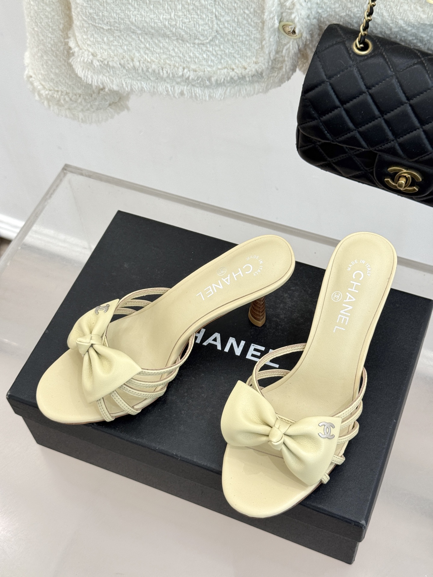 CHANE*｜小香经典中古双C蝴蝶结高跟拖鞋凉鞋这系列将经典与温柔揉进步履。细腻皮革勾勒利落鞋型标志性鎏