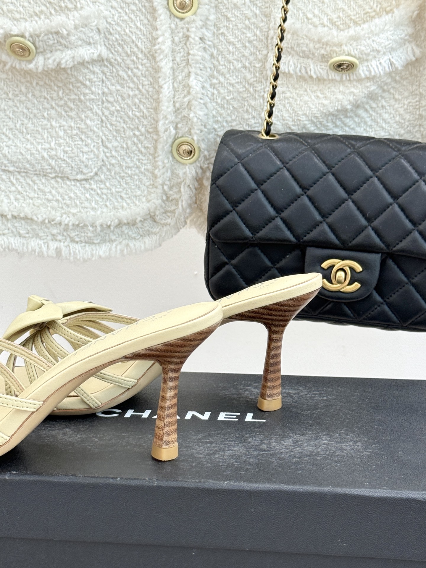 CHANE*｜小香经典中古双C蝴蝶结高跟拖鞋凉鞋这系列将经典与温柔揉进步履。细腻皮革勾勒利落鞋型标志性鎏