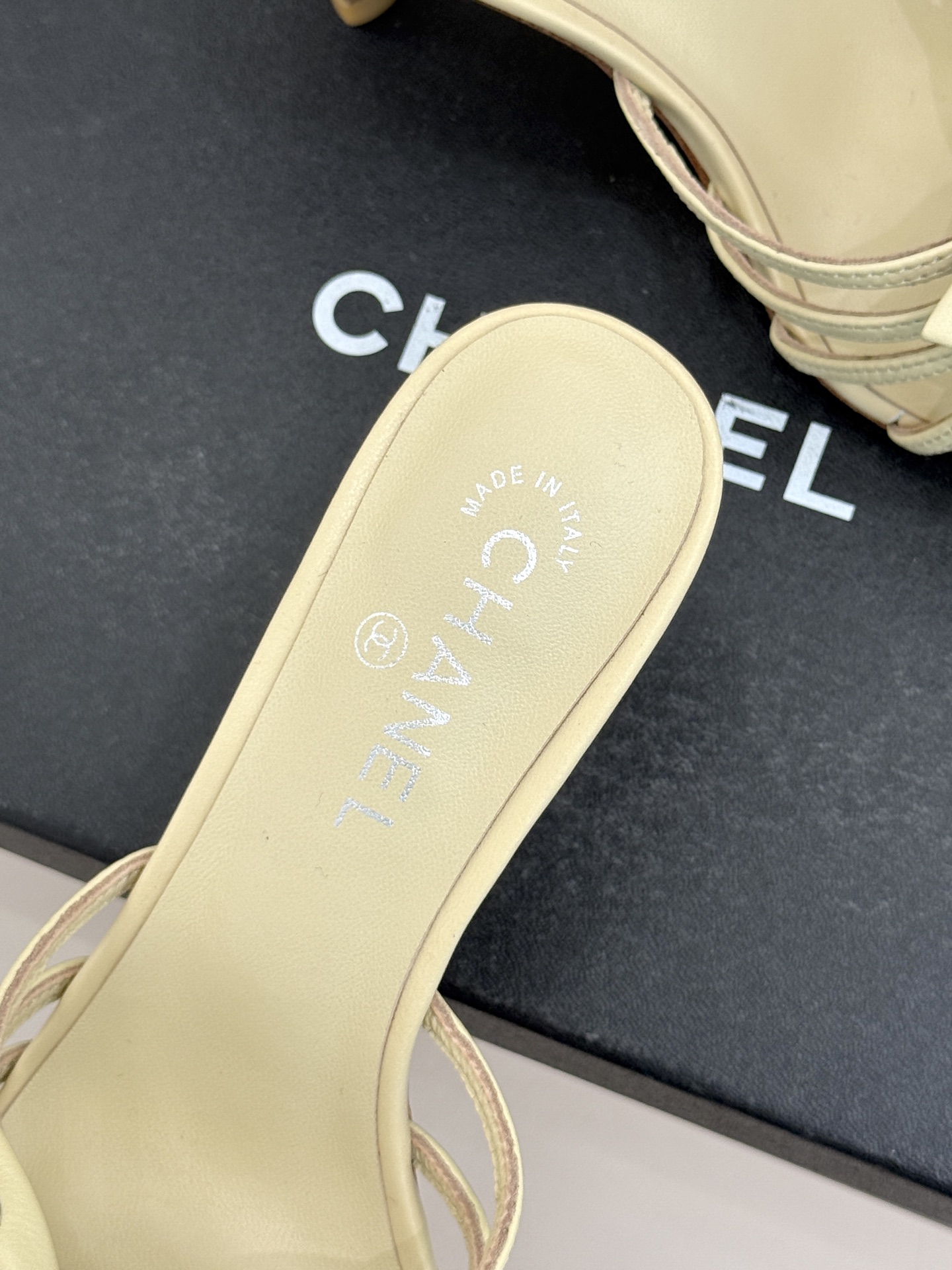 CHANE*｜小香经典中古双C蝴蝶结高跟拖鞋凉鞋这系列将经典与温柔揉进步履。细腻皮革勾勒利落鞋型标志性鎏