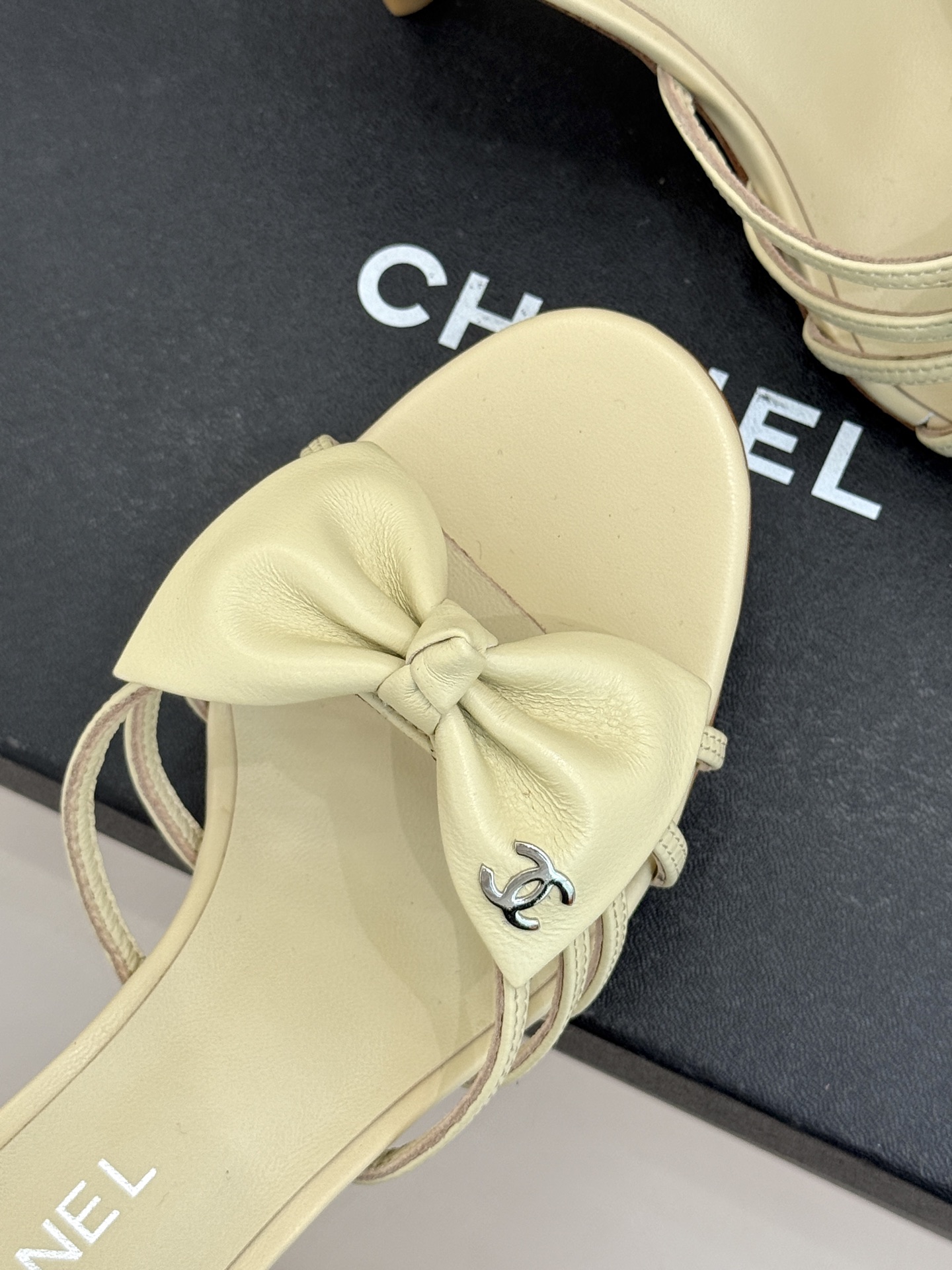 CHANE*｜小香经典中古双C蝴蝶结高跟拖鞋凉鞋这系列将经典与温柔揉进步履。细腻皮革勾勒利落鞋型标志性鎏