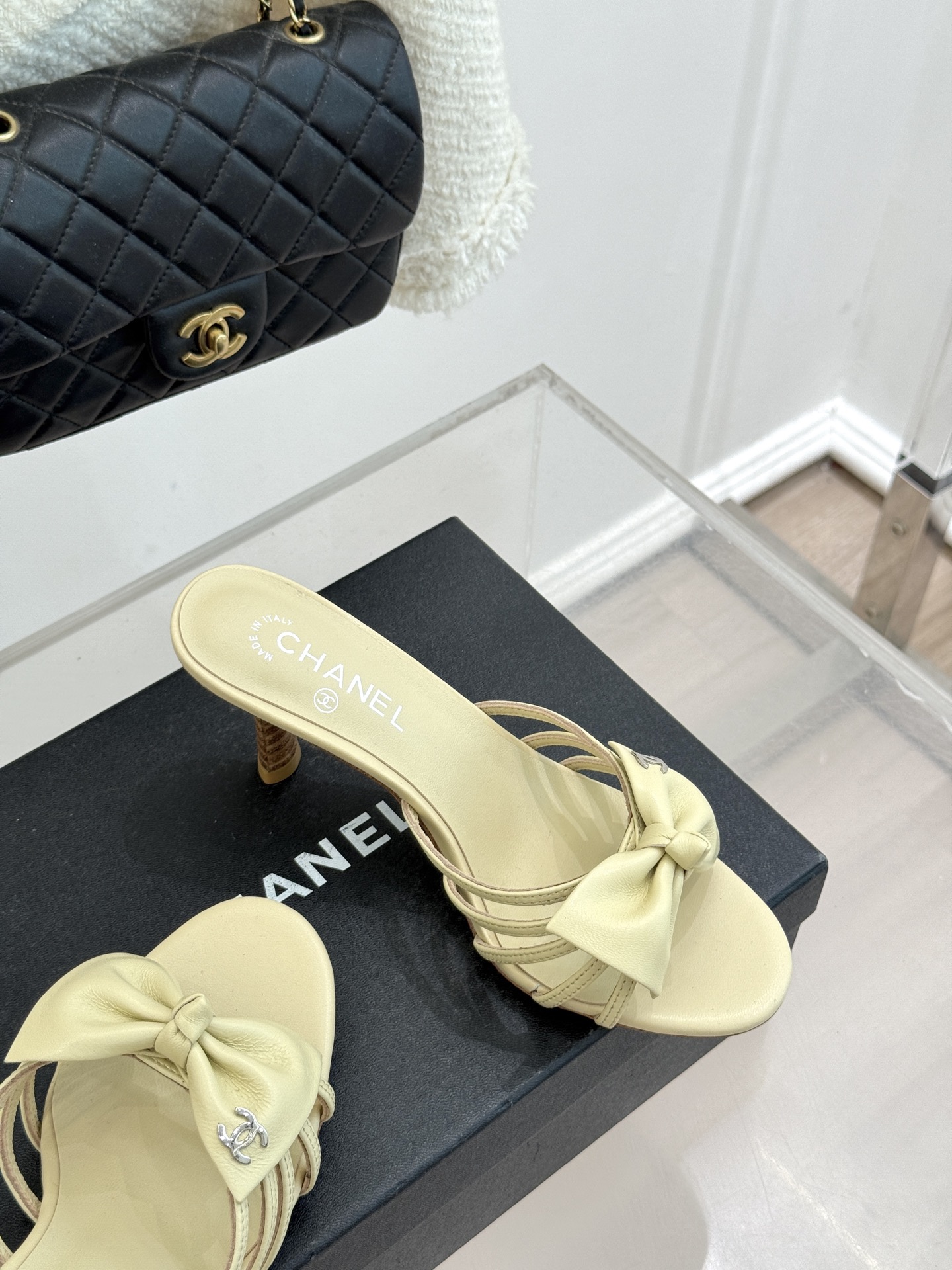 CHANE*｜小香经典中古双C蝴蝶结高跟拖鞋凉鞋这系列将经典与温柔揉进步履。细腻皮革勾勒利落鞋型标志性鎏