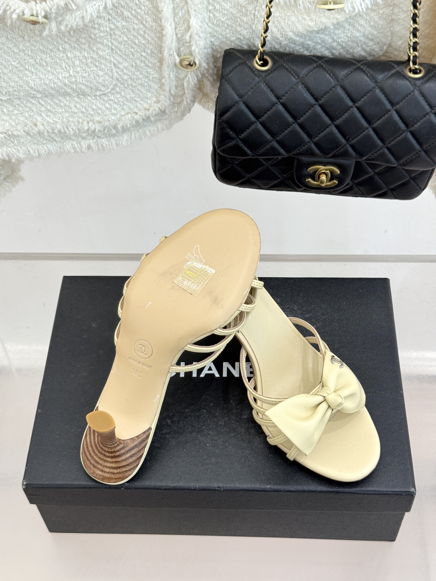 CHANE*｜小香经典中古双C蝴蝶结高跟拖鞋凉鞋这系列将经典与温柔揉进步履。细腻皮革勾勒利落鞋型标志性鎏