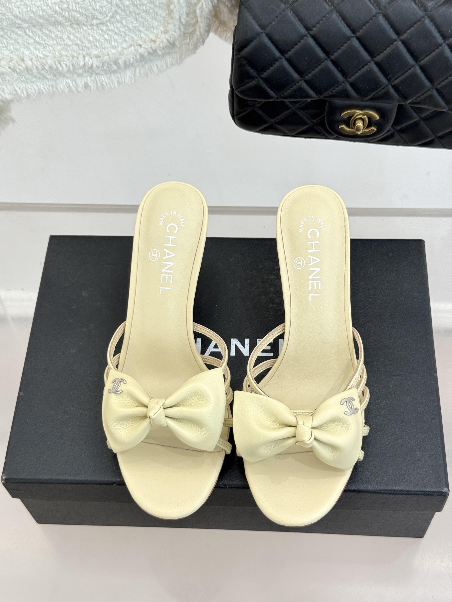 CHANE*｜小香经典中古双C蝴蝶结高跟拖鞋凉鞋这系列将经典与温柔揉进步履。细腻皮革勾勒利落鞋型标志性鎏