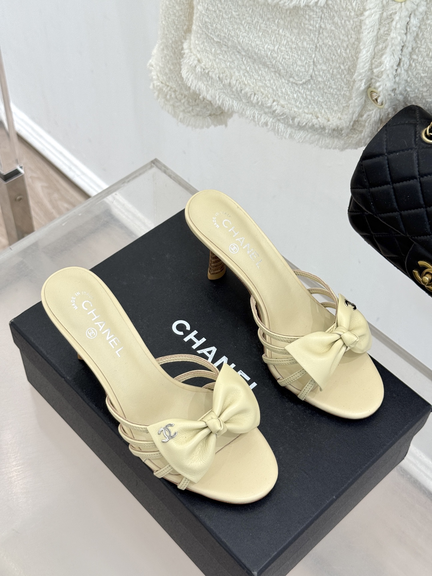 CHANE*｜小香经典中古双C蝴蝶结高跟拖鞋凉鞋这系列将经典与温柔揉进步履。细腻皮革勾勒利落鞋型标志性鎏