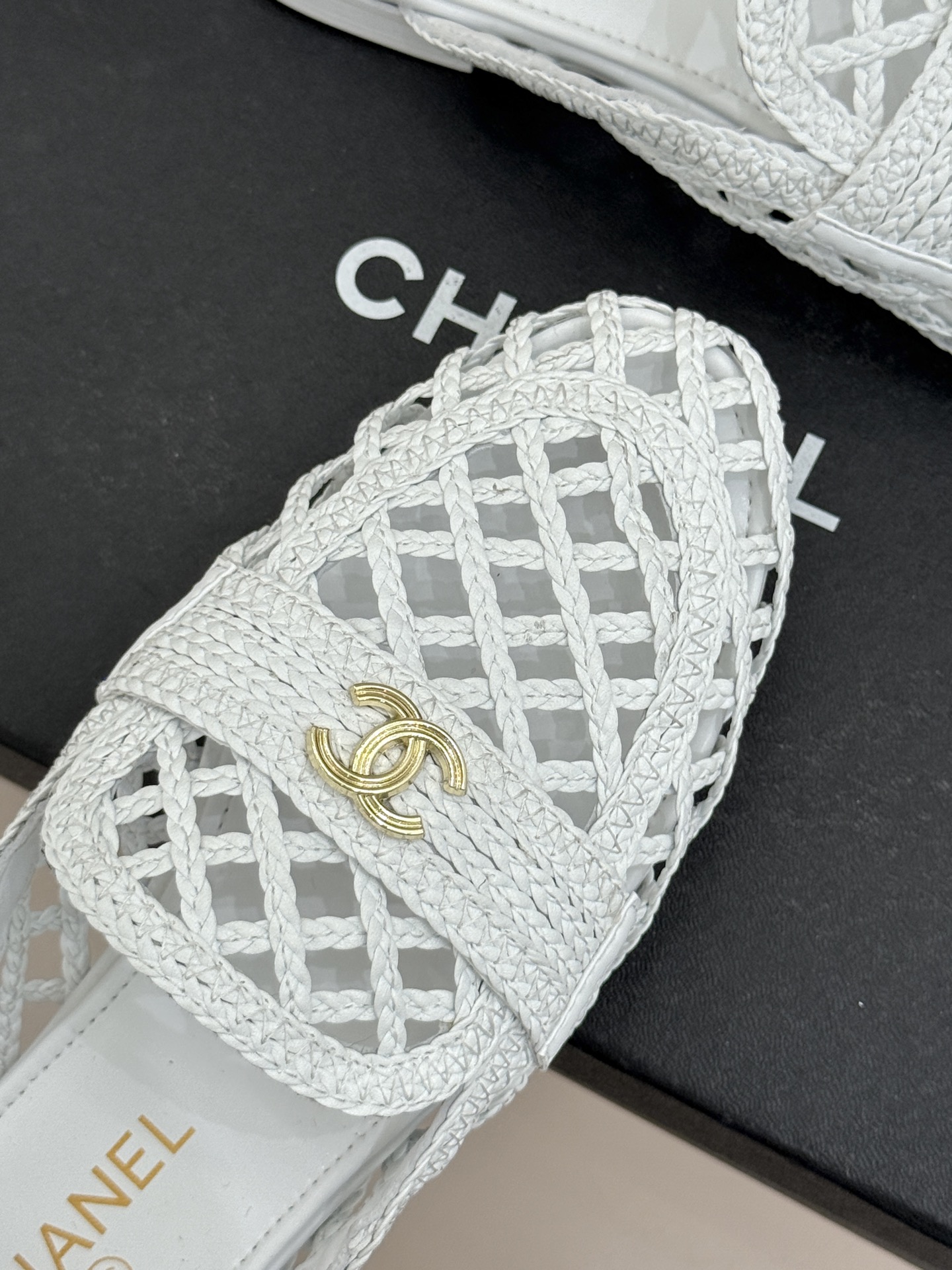 CHANE* ｜小香26P新品双C编织乐福鞋半拖将经典乐福与慵懒半拖完美融合编织肌理重塑小香高级感。镂空