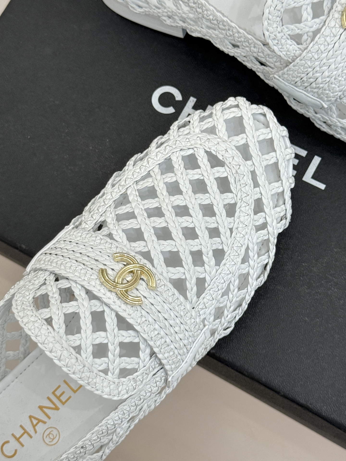 CHANE* ｜小香26P新品双C编织乐福鞋半拖将经典乐福与慵懒半拖完美融合编织肌理重塑小香高级感。镂空