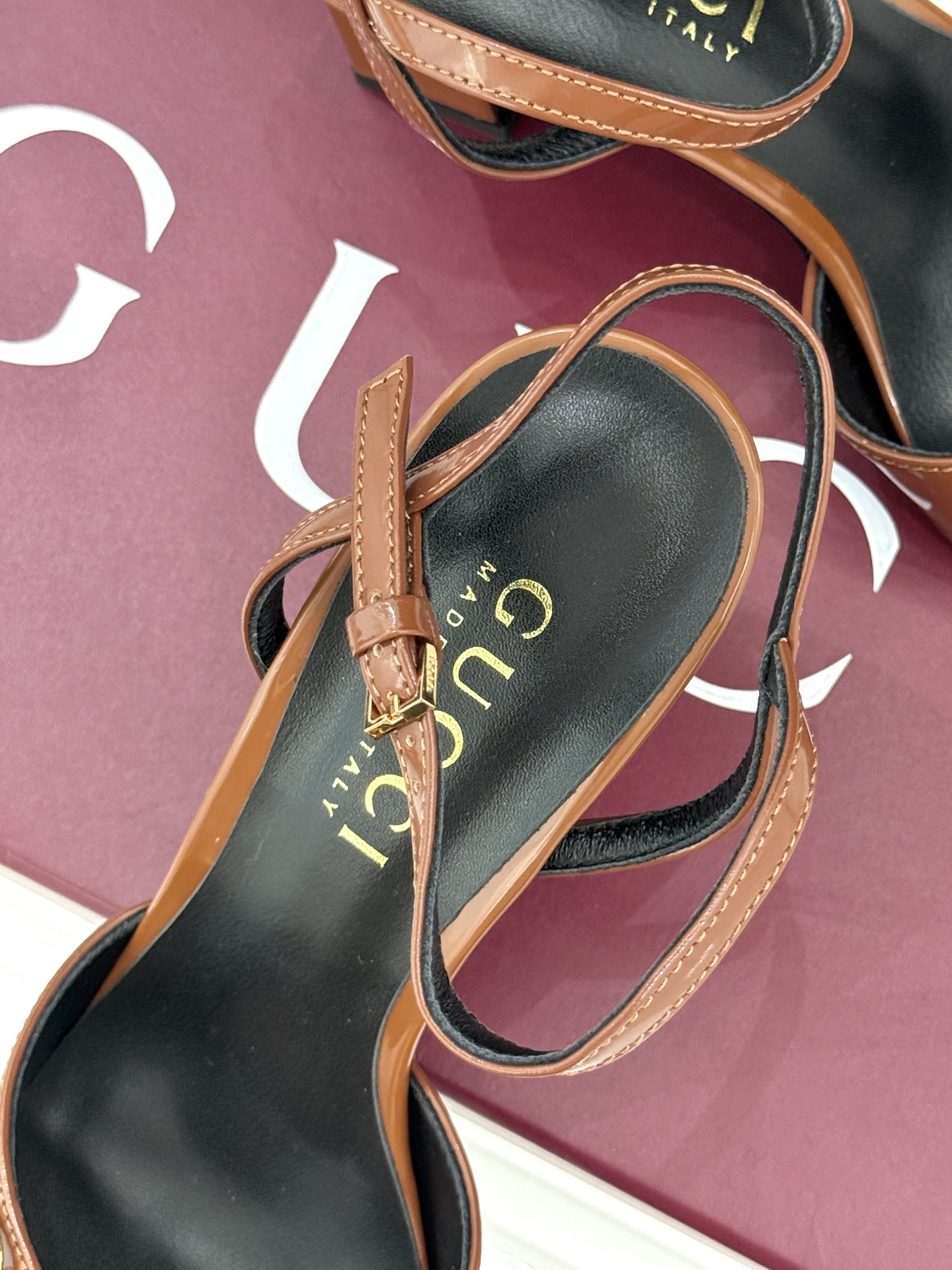 Gucci/古驰26WF新品马衔扣老花鱼嘴高跟凉鞋以经典马衔扣续写意式传奇 。鱼嘴剪裁轻露趾尖纤细猫跟勾