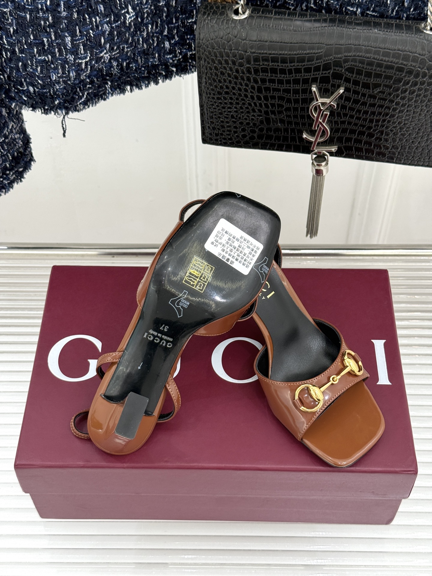 Gucci/古驰26WF新品马衔扣老花鱼嘴高跟凉鞋以经典马衔扣续写意式传奇 。鱼嘴剪裁轻露趾尖纤细猫跟勾