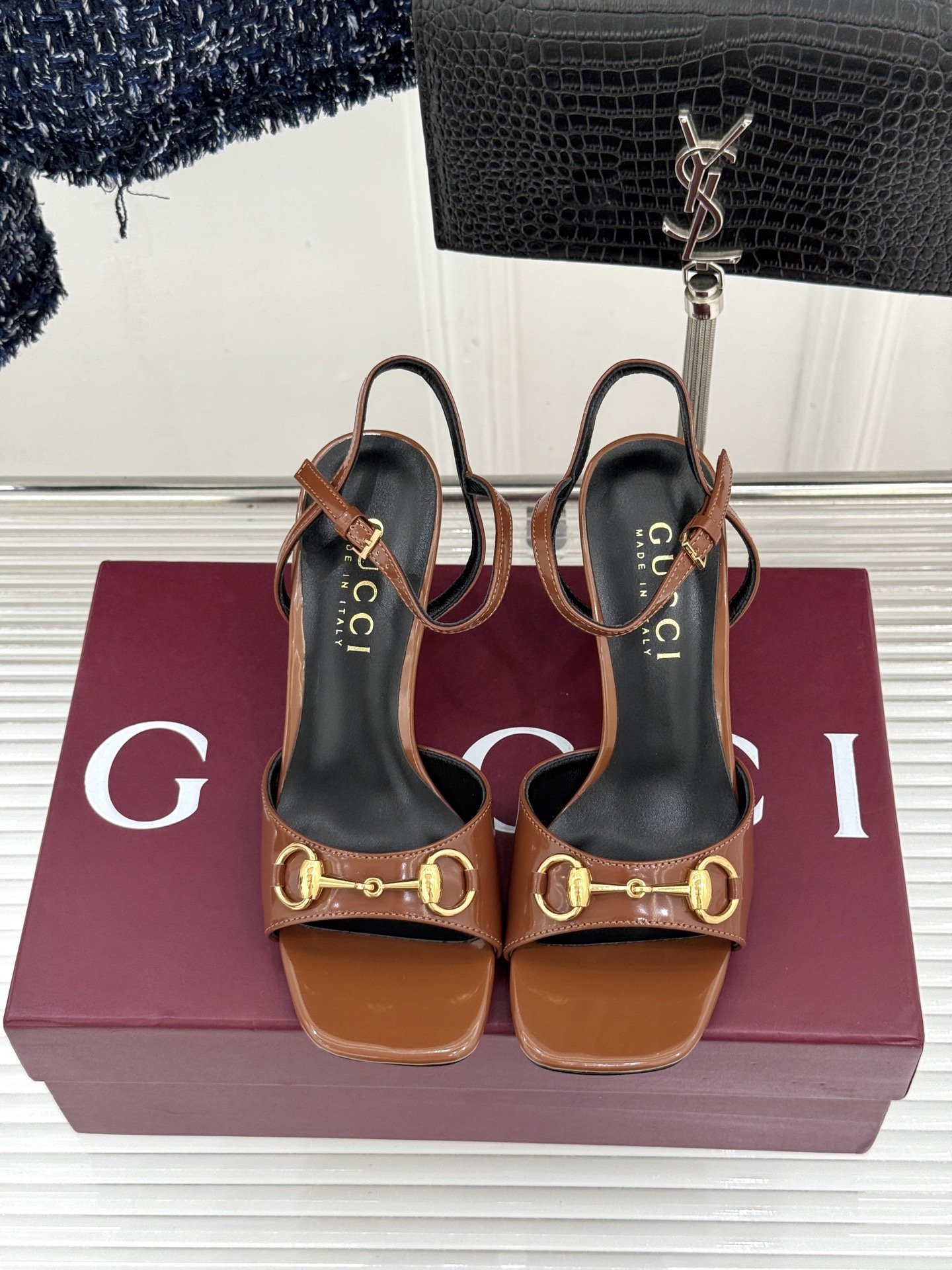 Gucci/古驰26WF新品马衔扣老花鱼嘴高跟凉鞋以经典马衔扣续写意式传奇 。鱼嘴剪裁轻露趾尖纤细猫跟勾
