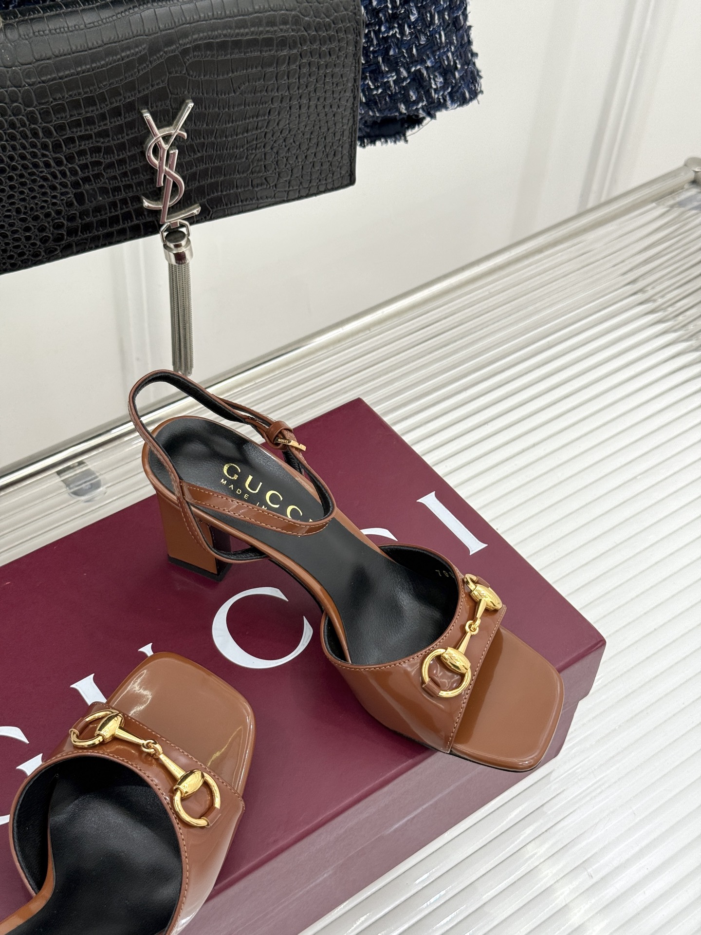 Gucci/古驰26WF新品马衔扣老花鱼嘴高跟凉鞋以经典马衔扣续写意式传奇 。鱼嘴剪裁轻露趾尖纤细猫跟勾