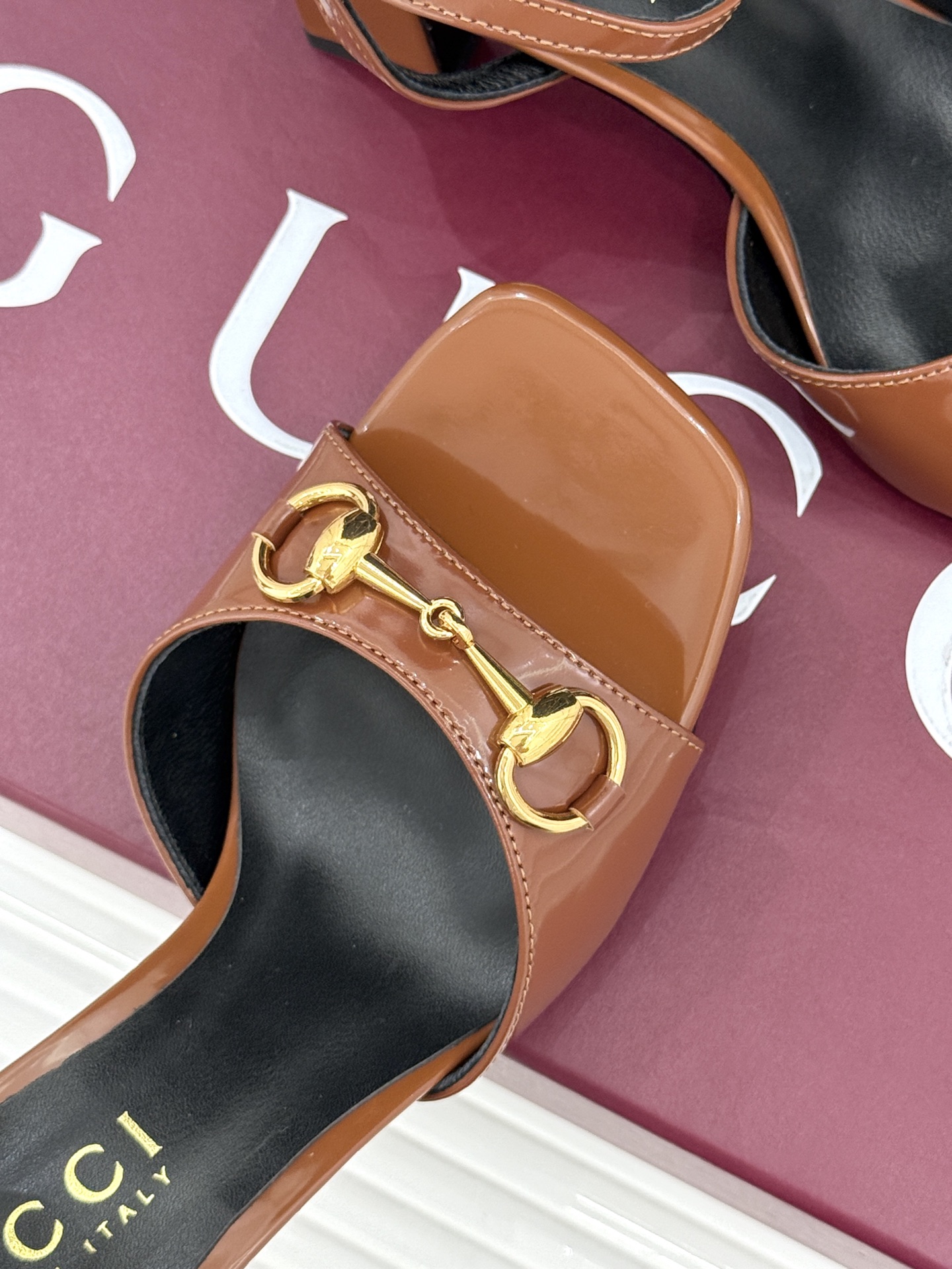 Gucci/古驰26WF新品马衔扣老花鱼嘴高跟凉鞋以经典马衔扣续写意式传奇 。鱼嘴剪裁轻露趾尖纤细猫跟勾