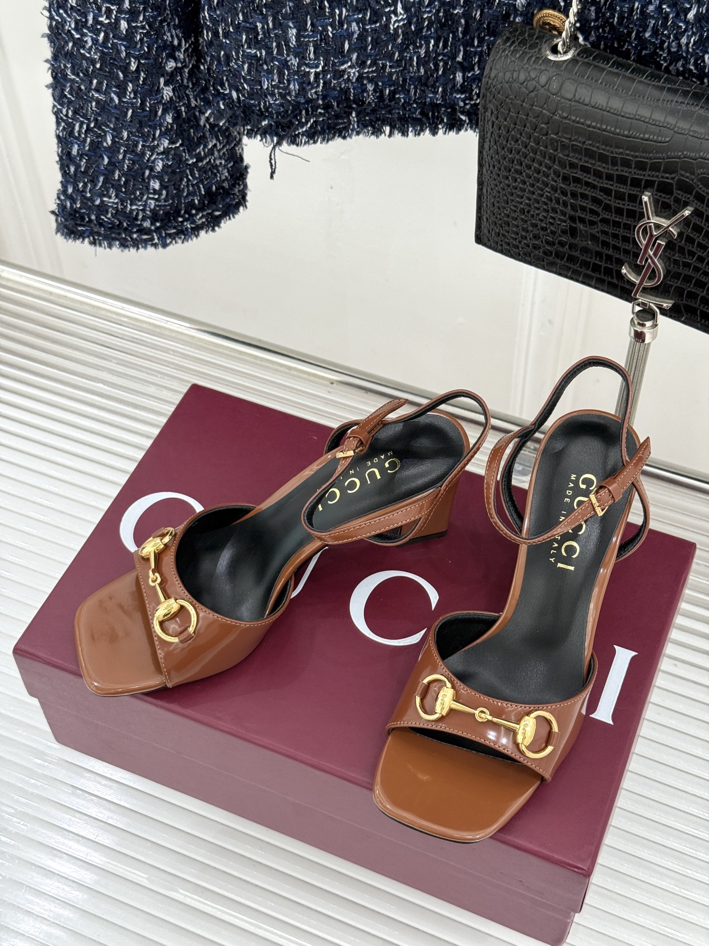 Gucci/古驰26WF新品马衔扣老花鱼嘴高跟凉鞋以经典马衔扣续写意式传奇 。鱼嘴剪裁轻露趾尖纤细猫跟勾