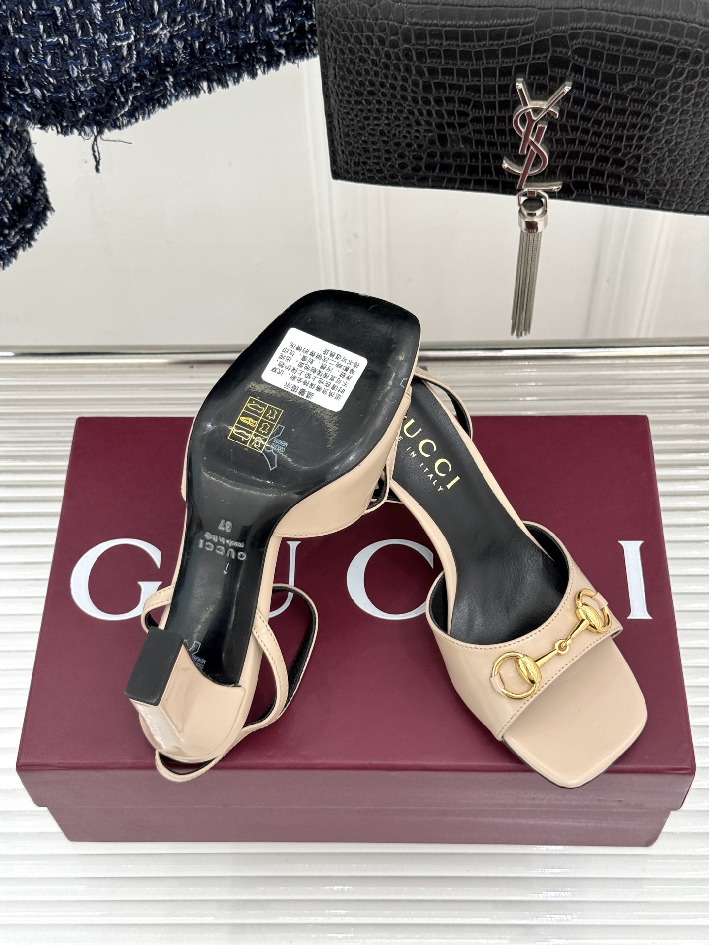 Gucci/古驰26WF新品马衔扣老花鱼嘴高跟凉鞋以经典马衔扣续写意式传奇 。鱼嘴剪裁轻露趾尖纤细猫跟勾