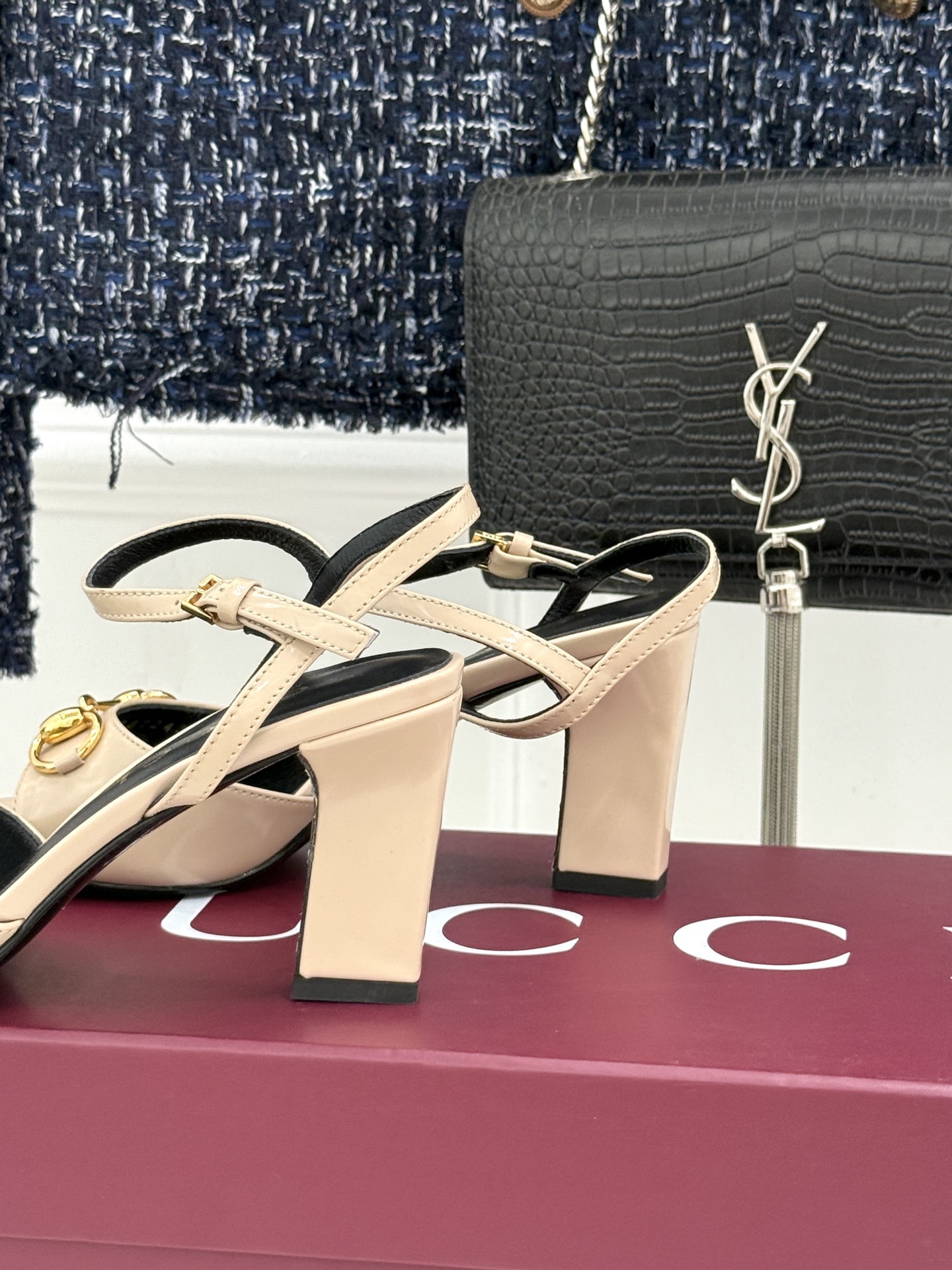 Gucci/古驰26WF新品马衔扣老花鱼嘴高跟凉鞋以经典马衔扣续写意式传奇 。鱼嘴剪裁轻露趾尖纤细猫跟勾