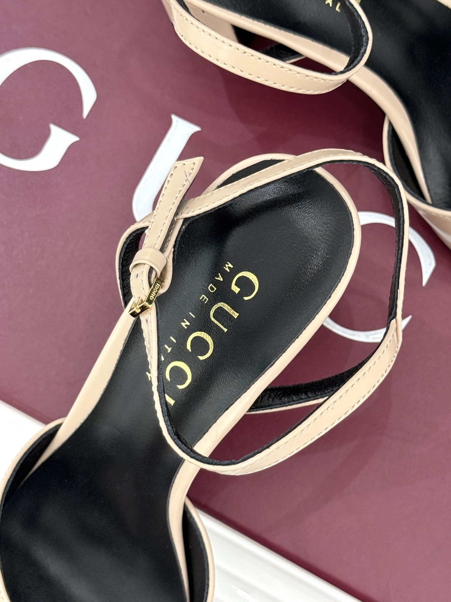 Gucci/古驰26WF新品马衔扣老花鱼嘴高跟凉鞋以经典马衔扣续写意式传奇 。鱼嘴剪裁轻露趾尖纤细猫跟勾