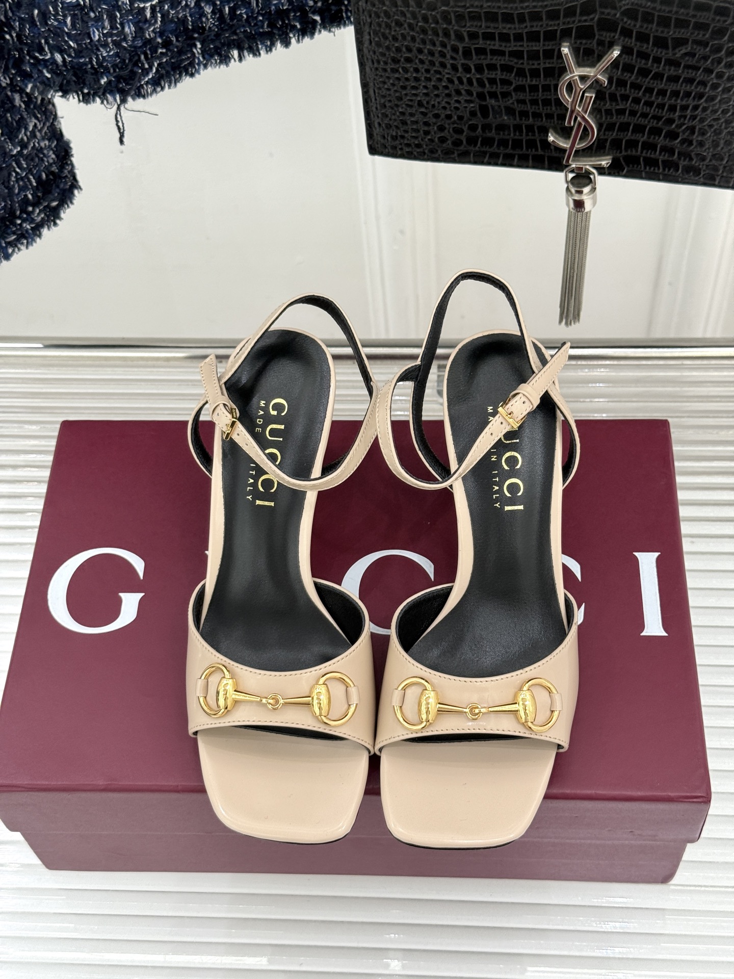 Gucci/古驰26WF新品马衔扣老花鱼嘴高跟凉鞋以经典马衔扣续写意式传奇 。鱼嘴剪裁轻露趾尖纤细猫跟勾