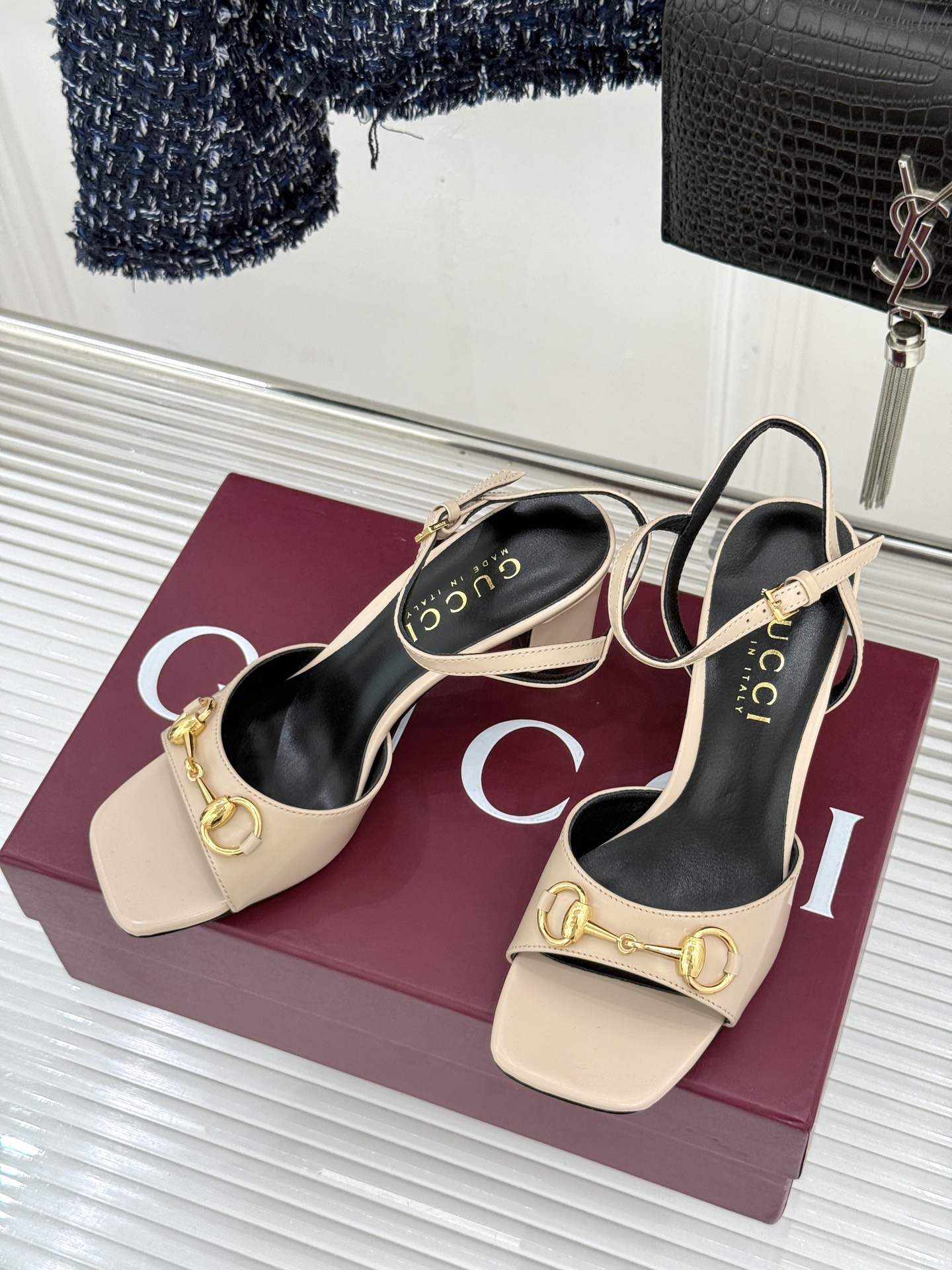 Gucci/古驰26WF新品马衔扣老花鱼嘴高跟凉鞋以经典马衔扣续写意式传奇 。鱼嘴剪裁轻露趾尖纤细猫跟勾