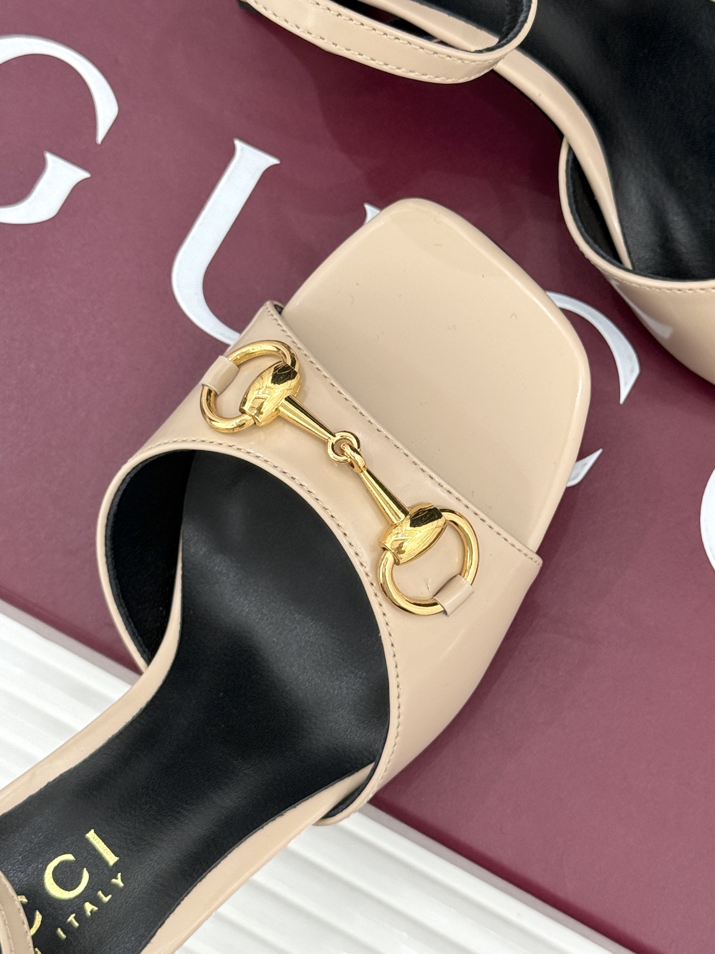 Gucci/古驰26WF新品马衔扣老花鱼嘴高跟凉鞋以经典马衔扣续写意式传奇 。鱼嘴剪裁轻露趾尖纤细猫跟勾