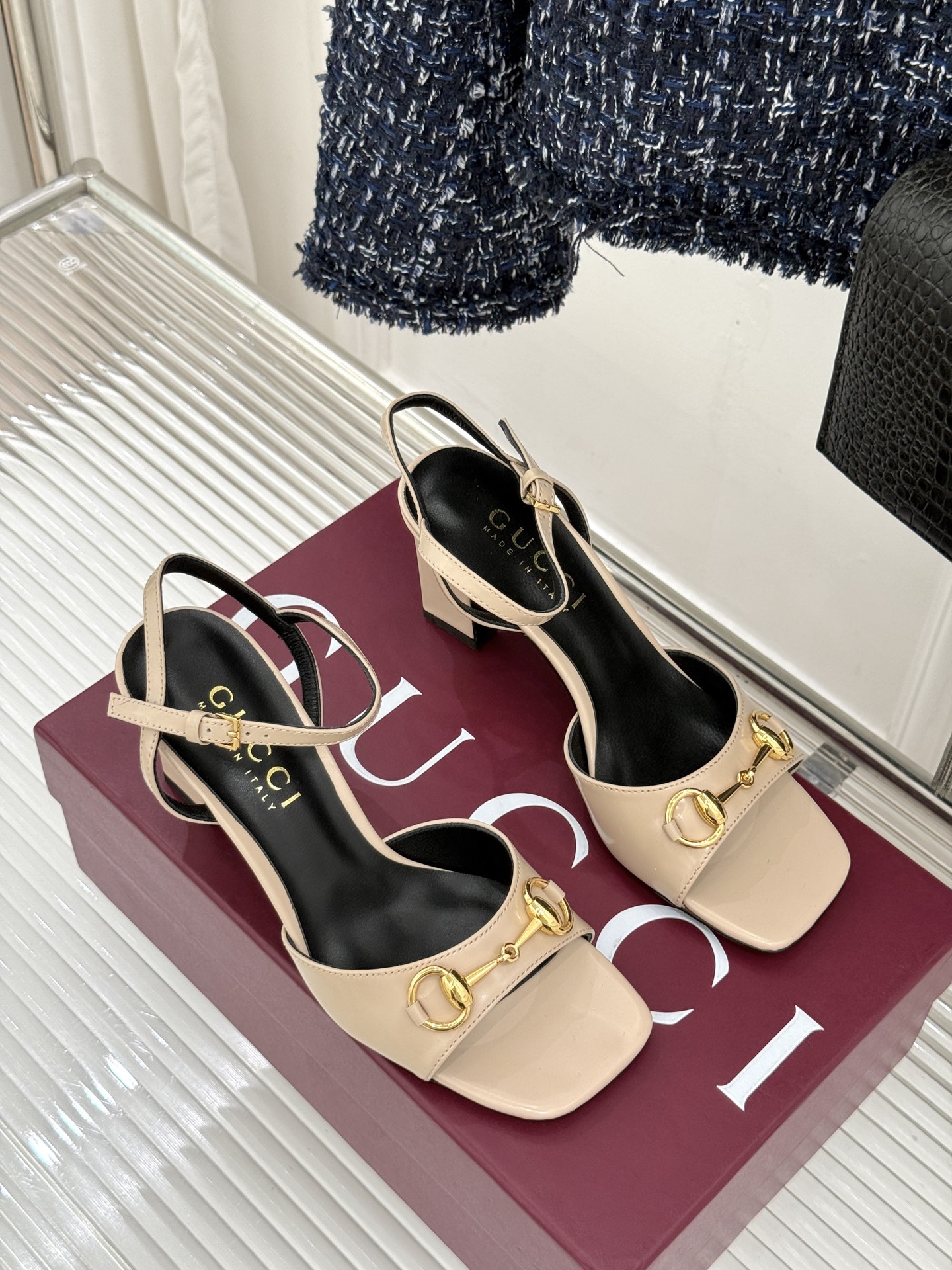 Gucci/古驰26WF新品马衔扣老花鱼嘴高跟凉鞋以经典马衔扣续写意式传奇 。鱼嘴剪裁轻露趾尖纤细猫跟勾