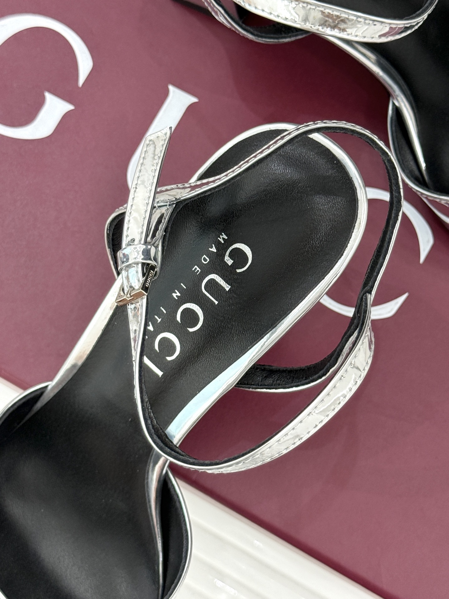 Gucci/古驰26WF新品马衔扣老花鱼嘴高跟凉鞋以经典马衔扣续写意式传奇 。鱼嘴剪裁轻露趾尖纤细猫跟勾