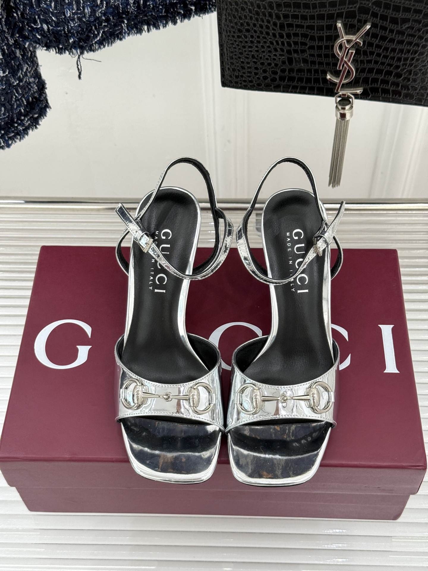 Gucci/古驰26WF新品马衔扣老花鱼嘴高跟凉鞋以经典马衔扣续写意式传奇 。鱼嘴剪裁轻露趾尖纤细猫跟勾