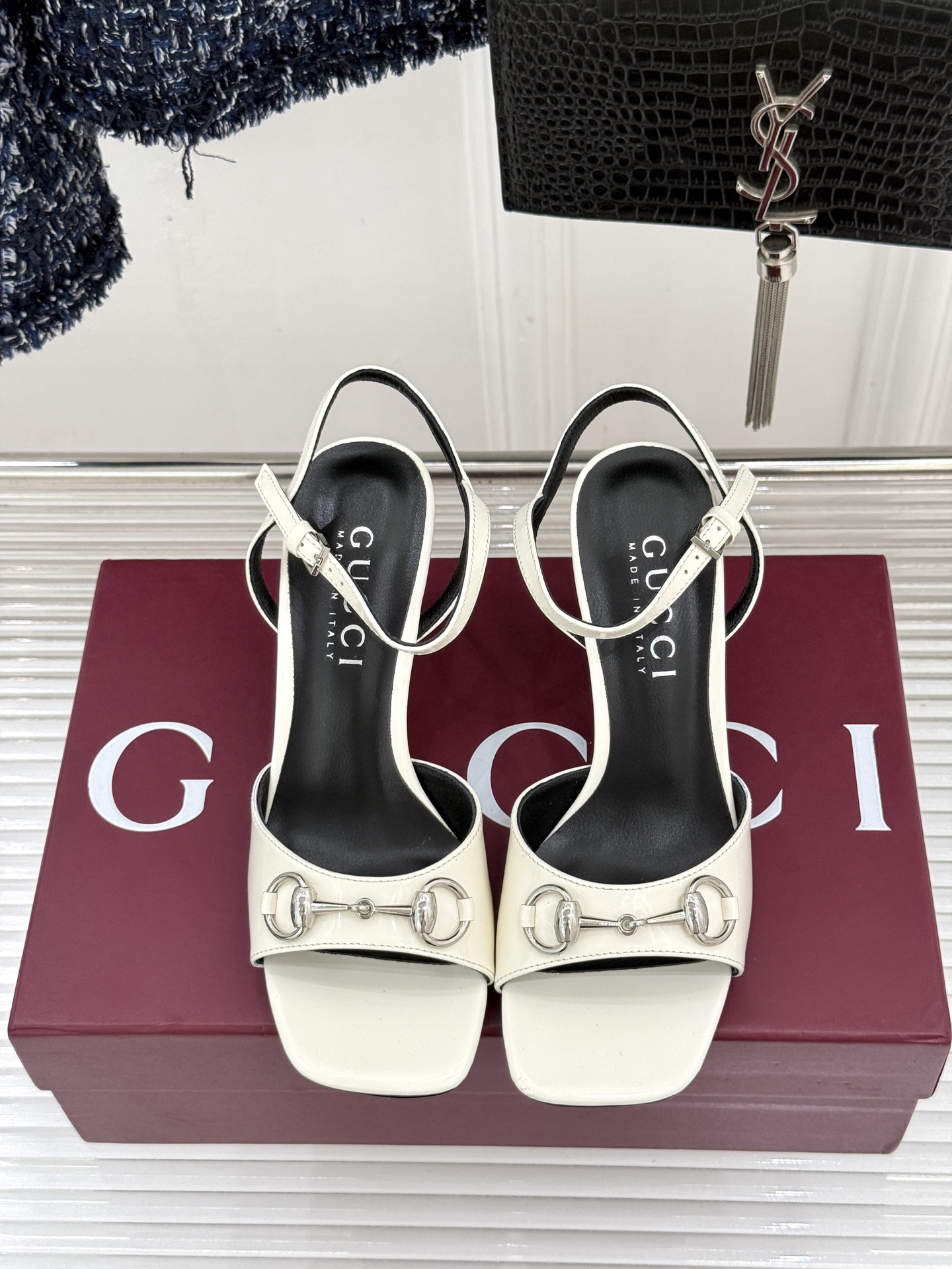 Gucci/古驰26WF新品马衔扣老花鱼嘴高跟凉鞋以经典马衔扣续写意式传奇 。鱼嘴剪裁轻露趾尖纤细猫跟勾