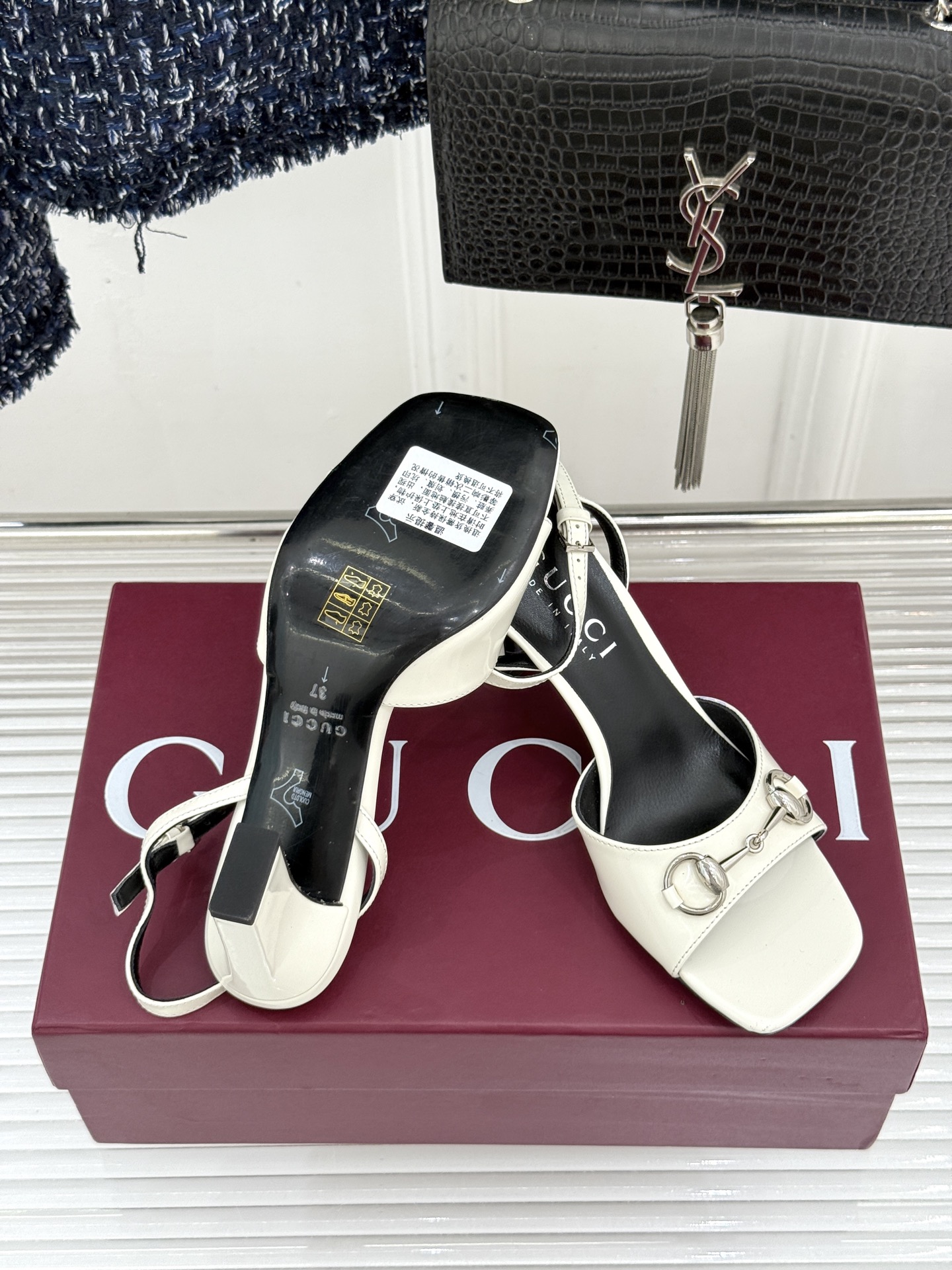 Gucci/古驰26WF新品马衔扣老花鱼嘴高跟凉鞋以经典马衔扣续写意式传奇 。鱼嘴剪裁轻露趾尖纤细猫跟勾