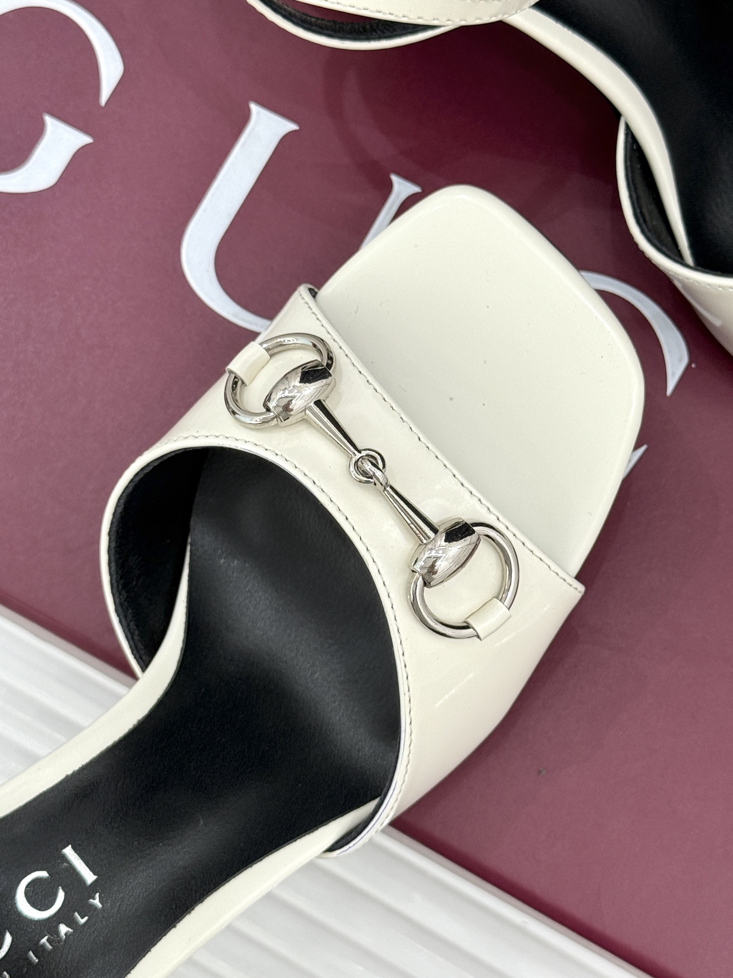 Gucci/古驰26WF新品马衔扣老花鱼嘴高跟凉鞋以经典马衔扣续写意式传奇 。鱼嘴剪裁轻露趾尖纤细猫跟勾