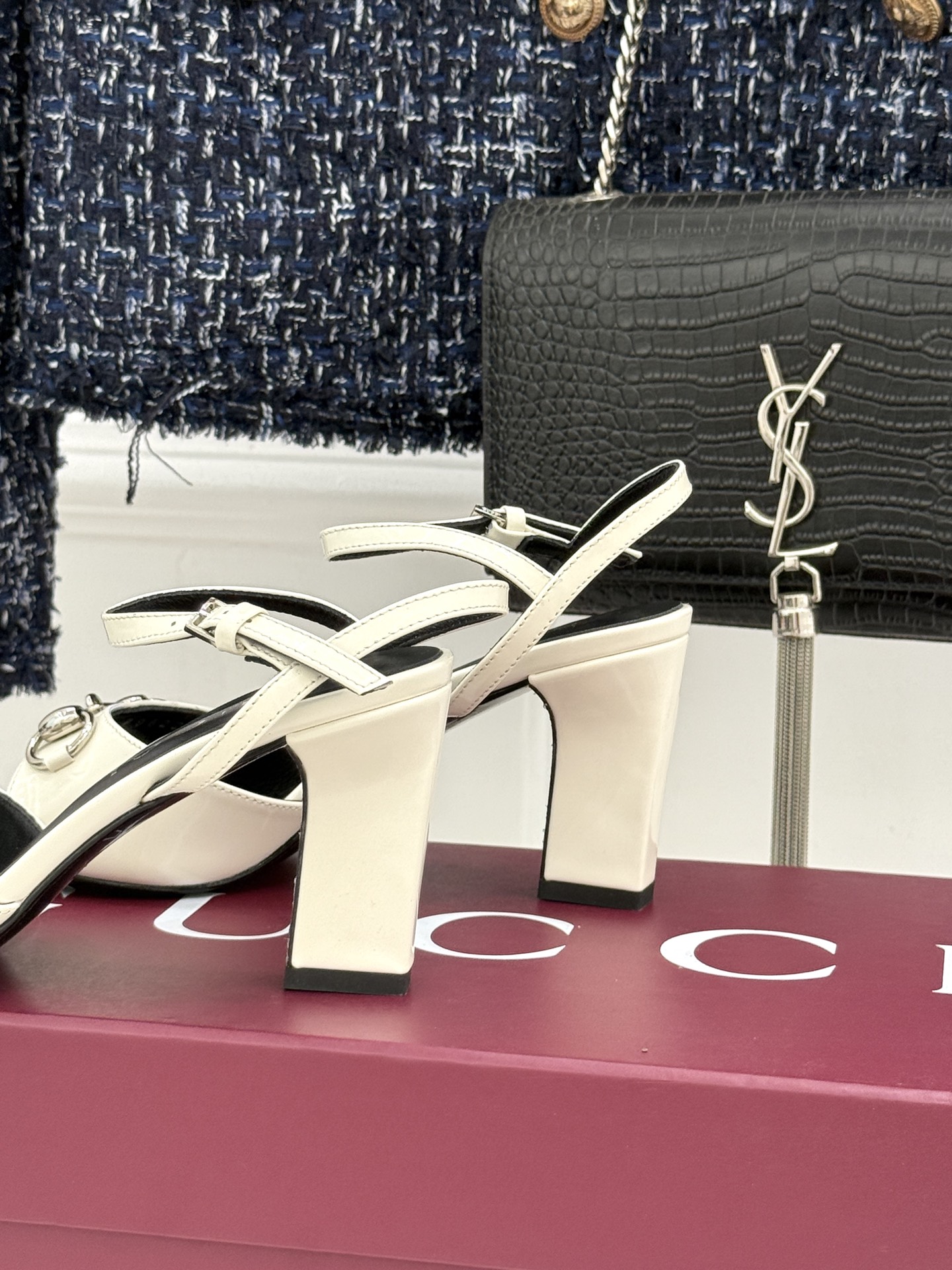 Gucci/古驰26WF新品马衔扣老花鱼嘴高跟凉鞋以经典马衔扣续写意式传奇 。鱼嘴剪裁轻露趾尖纤细猫跟勾