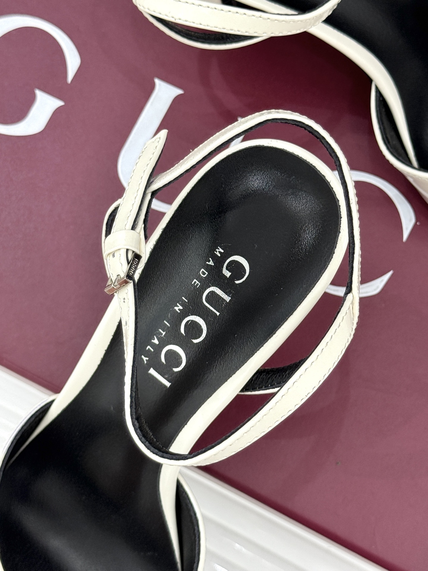 Gucci/古驰26WF新品马衔扣老花鱼嘴高跟凉鞋以经典马衔扣续写意式传奇 。鱼嘴剪裁轻露趾尖纤细猫跟勾