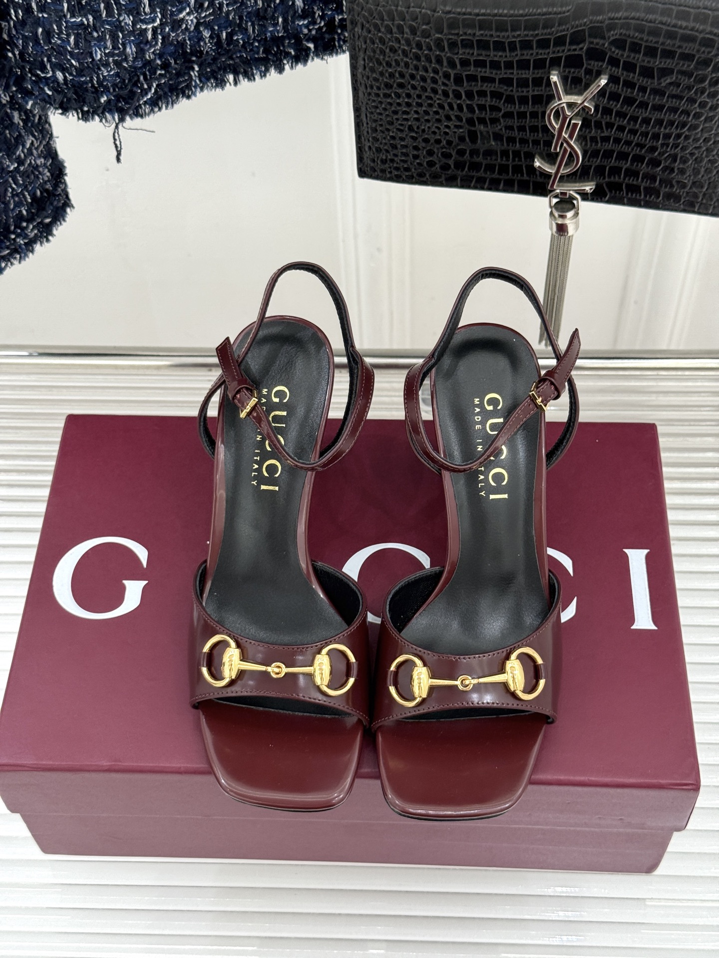 Gucci/古驰26WF新品马衔扣老花鱼嘴高跟凉鞋以经典马衔扣续写意式传奇 。鱼嘴剪裁轻露趾尖纤细猫跟勾