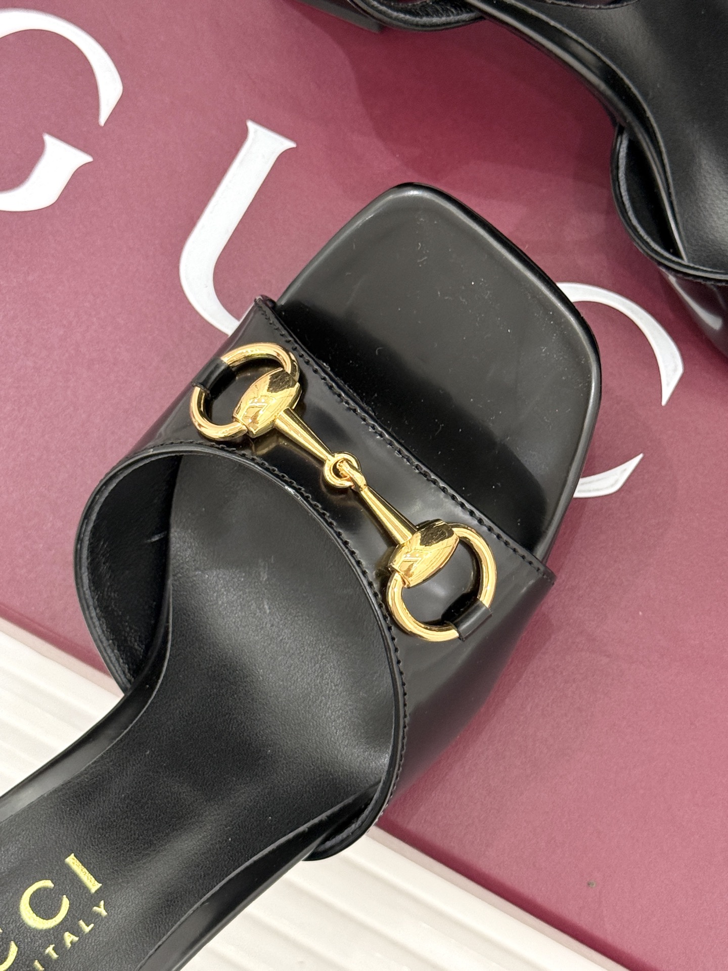 Gucci/古驰26WF新品马衔扣老花鱼嘴高跟凉鞋以经典马衔扣续写意式传奇 。鱼嘴剪裁轻露趾尖纤细猫跟勾