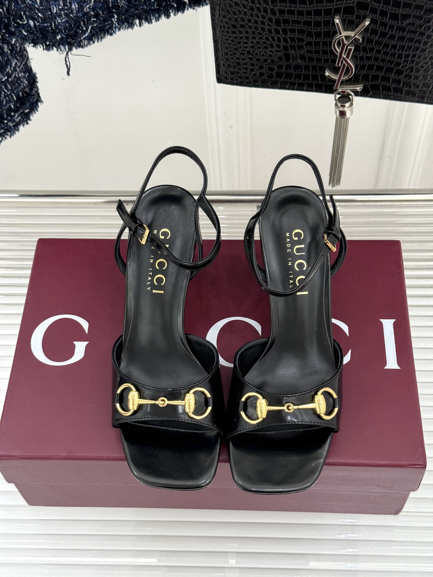 Gucci/古驰26WF新品马衔扣老花鱼嘴高跟凉鞋以经典马衔扣续写意式传奇 。鱼嘴剪裁轻露趾尖纤细猫跟勾