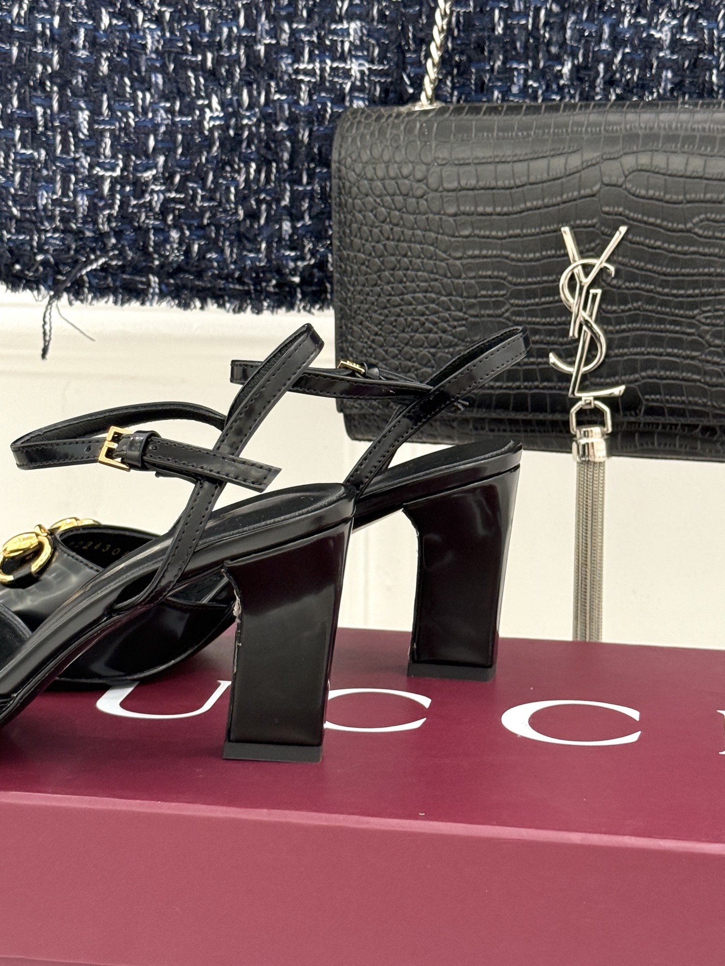 Gucci/古驰26WF新品马衔扣老花鱼嘴高跟凉鞋以经典马衔扣续写意式传奇 。鱼嘴剪裁轻露趾尖纤细猫跟勾