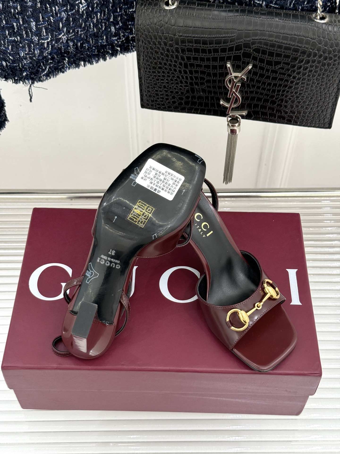 Gucci/古驰26WF新品马衔扣老花鱼嘴高跟凉鞋以经典马衔扣续写意式传奇 。鱼嘴剪裁轻露趾尖纤细猫跟勾