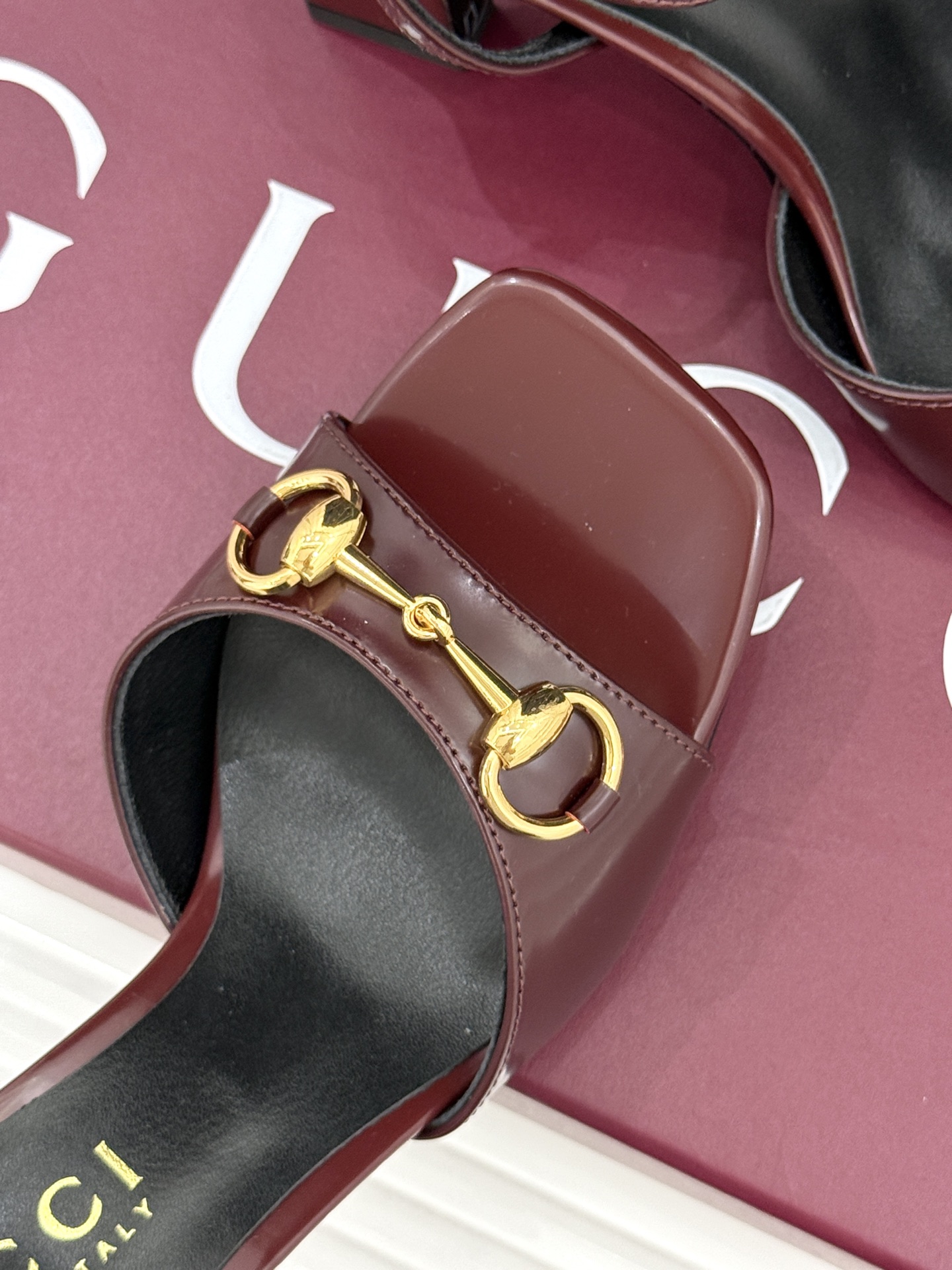 Gucci/古驰26WF新品马衔扣老花鱼嘴高跟凉鞋以经典马衔扣续写意式传奇 。鱼嘴剪裁轻露趾尖纤细猫跟勾