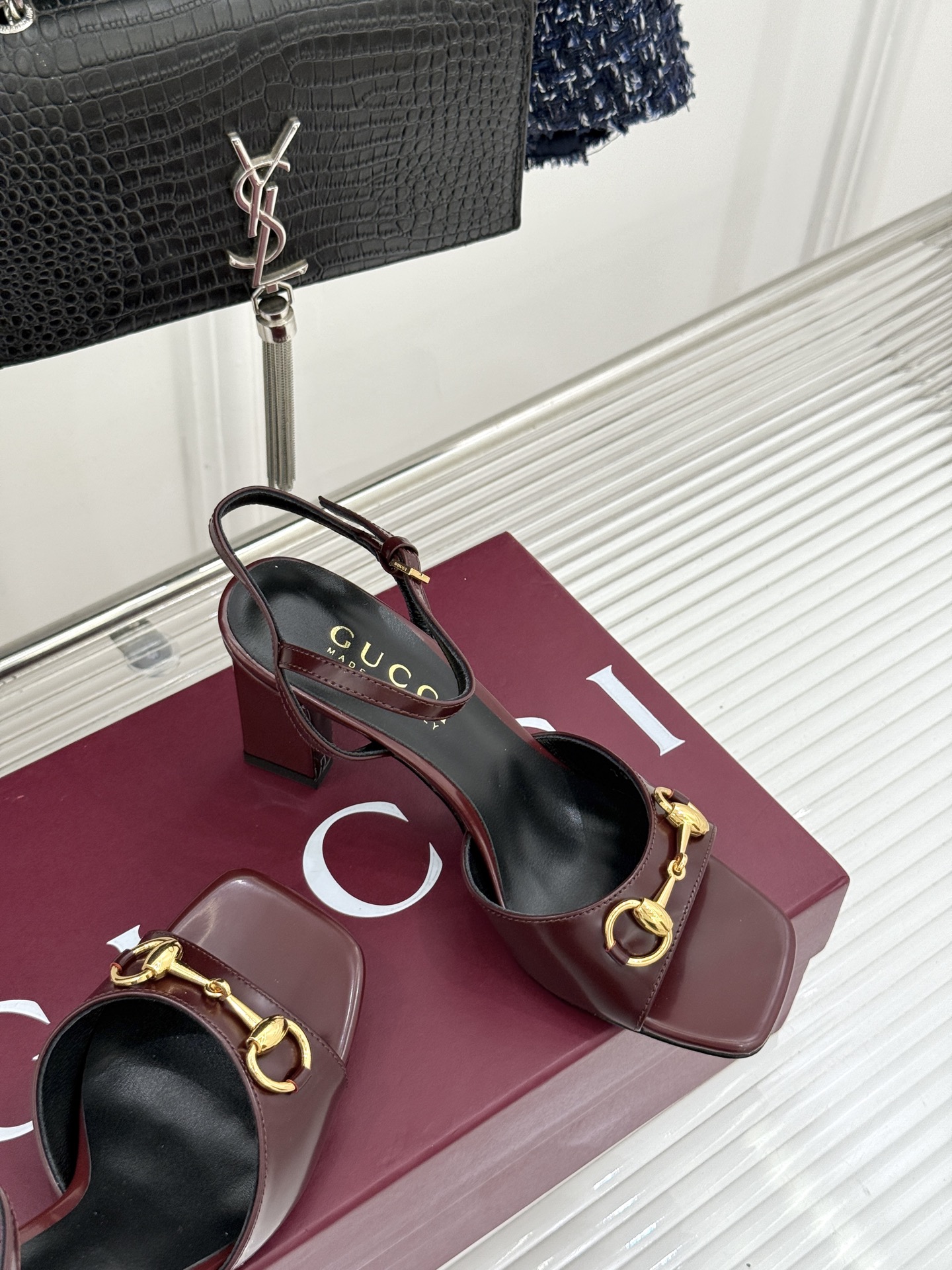 Gucci/古驰26WF新品马衔扣老花鱼嘴高跟凉鞋以经典马衔扣续写意式传奇 。鱼嘴剪裁轻露趾尖纤细猫跟勾